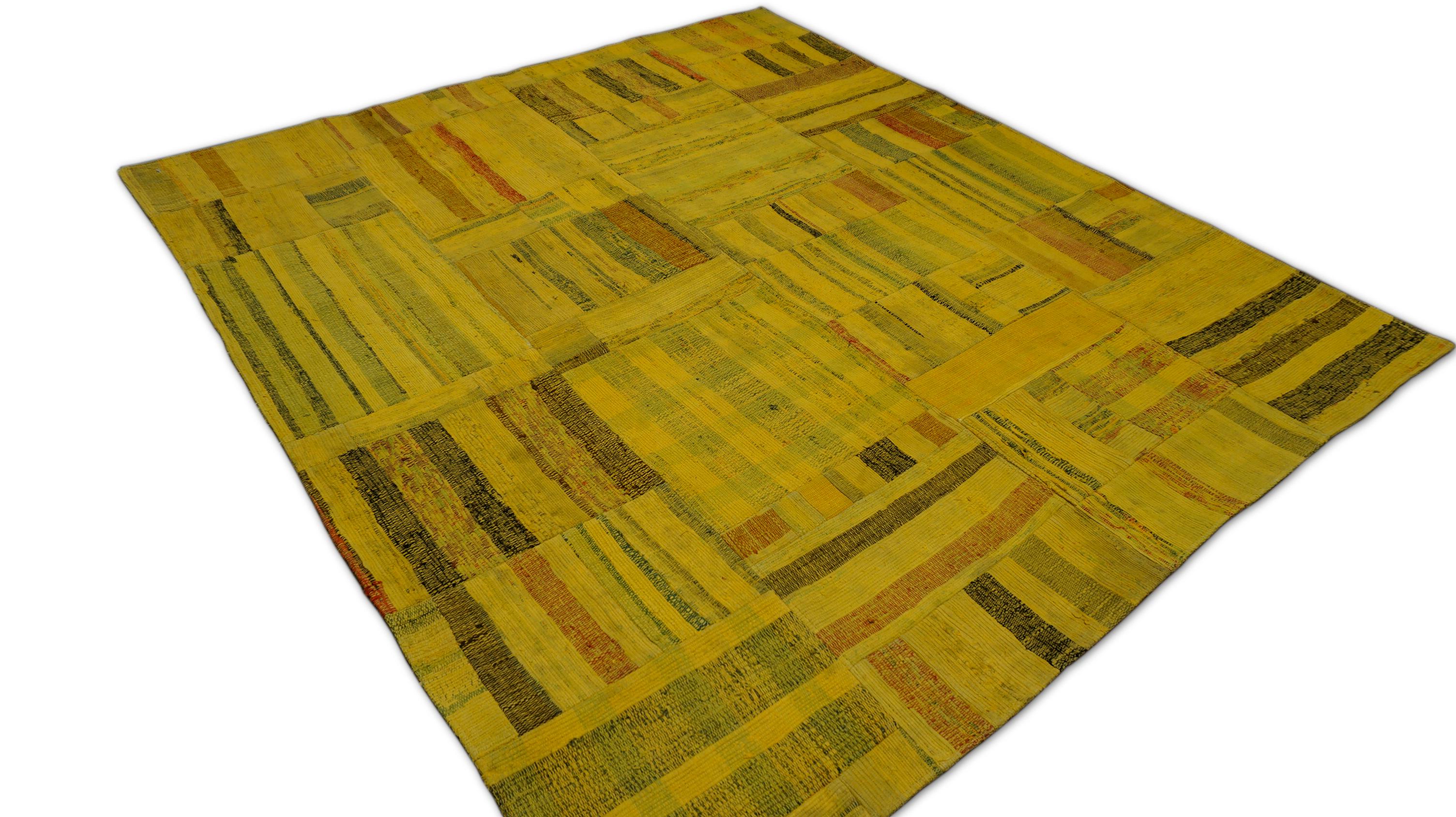 Moderno Tappeto vintage in cotone a righe verticali e orizzontali giallo senape 5'4''x6'1'' in vendita