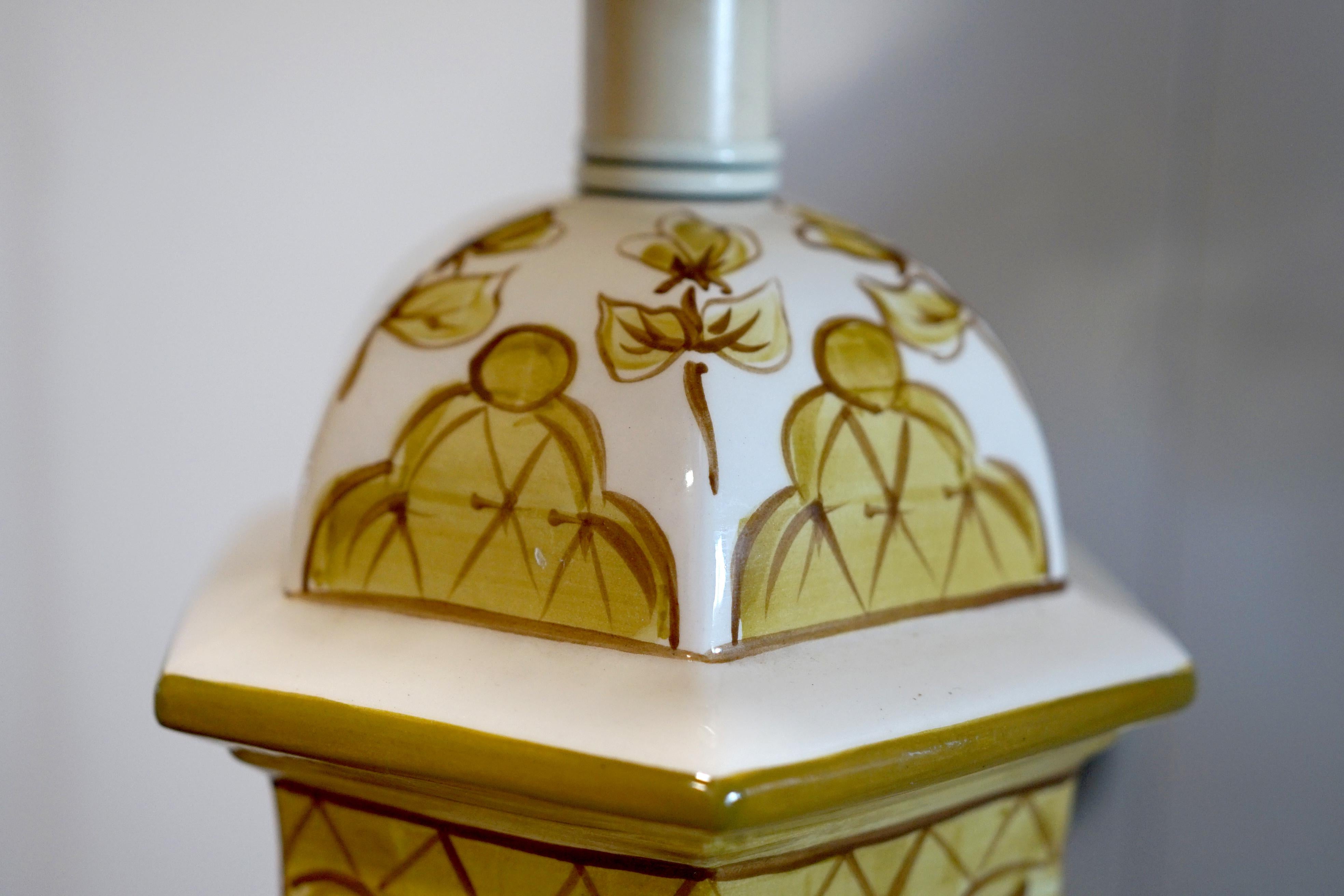 Vintage Muted Gold and White Hand Painted Hexagonal Shaped Table Lamp In Good Condition For Sale In Lomita, CA
