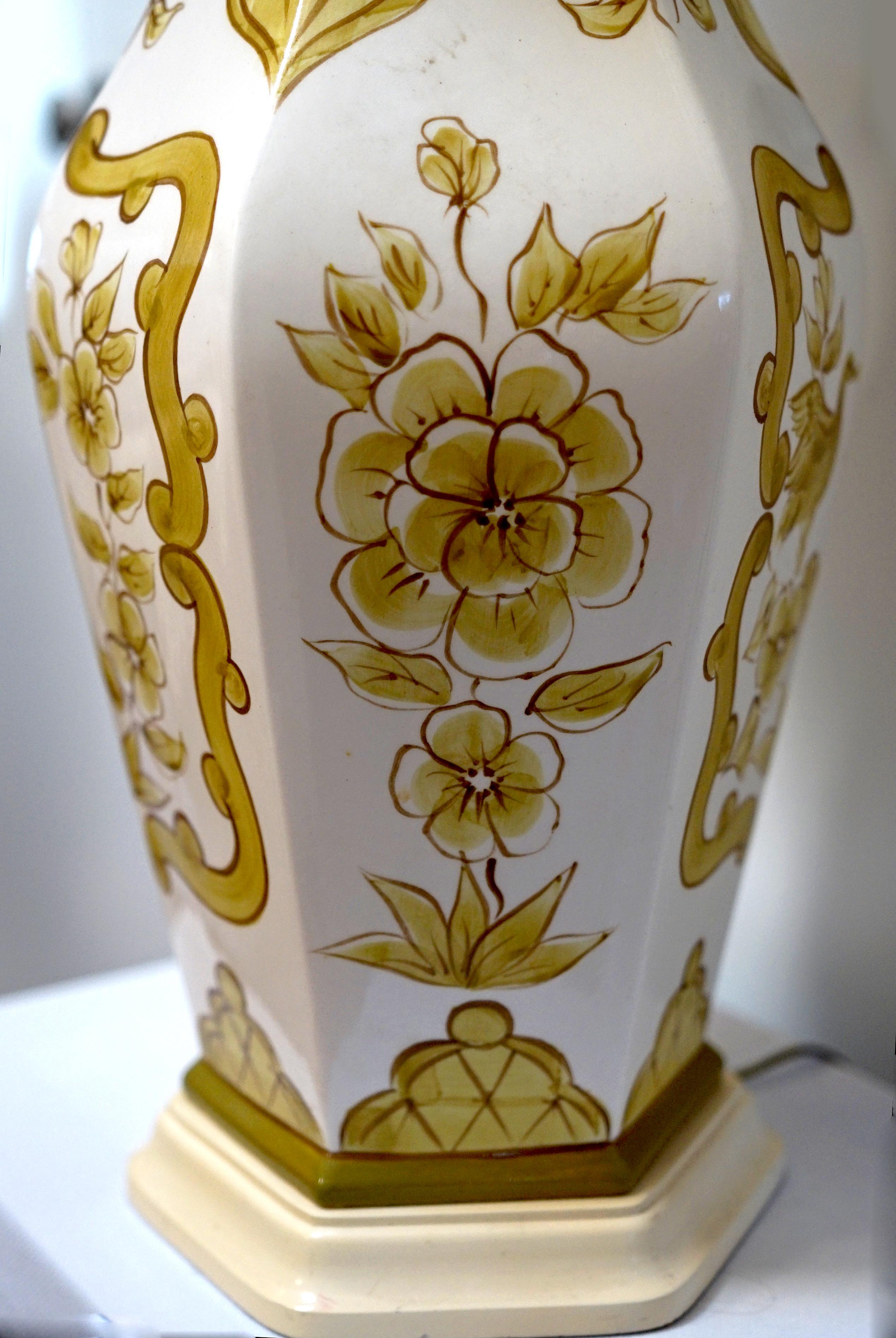 20th Century Vintage Muted Gold and White Hand Painted Hexagonal Shaped Table Lamp For Sale