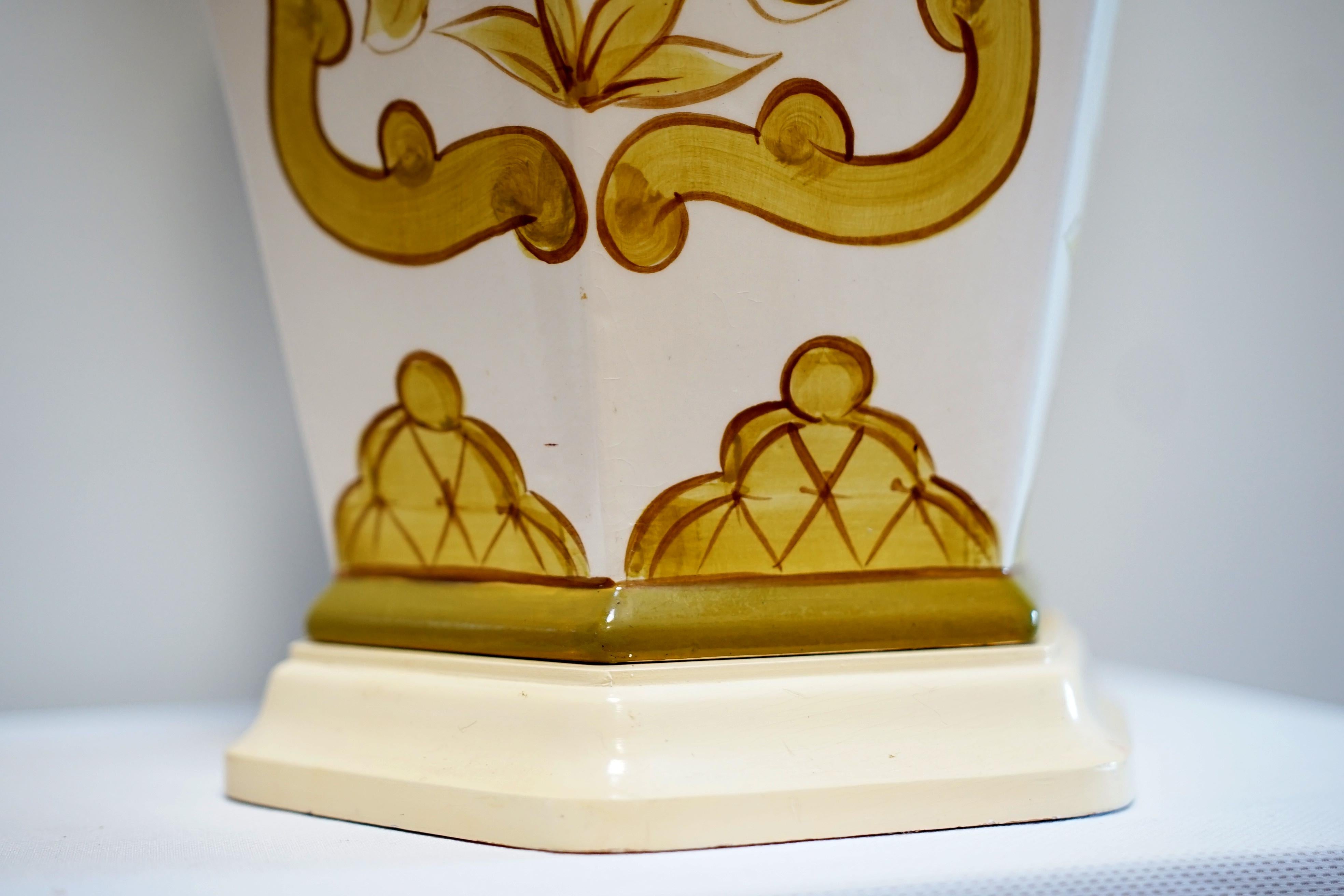 Vintage Muted Gold and White Hand Painted Hexagonal Shaped Table Lamp For Sale 1