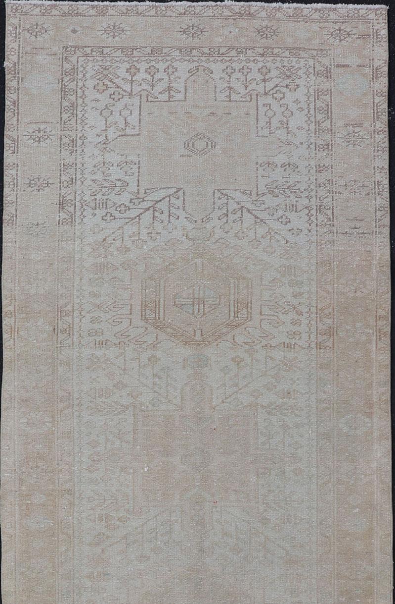 Runner persiano vintage con medaglioni in marrone, tan e taupe. Keivan Woven Arts / tappeto EMB-9632-P13581, paese d'origine/tipo: Iran / Karadjeh, circa metà del XX secolo
Misure: 3'2 x 11
Questo Karajeh persiano della metà del XX secolo presenta