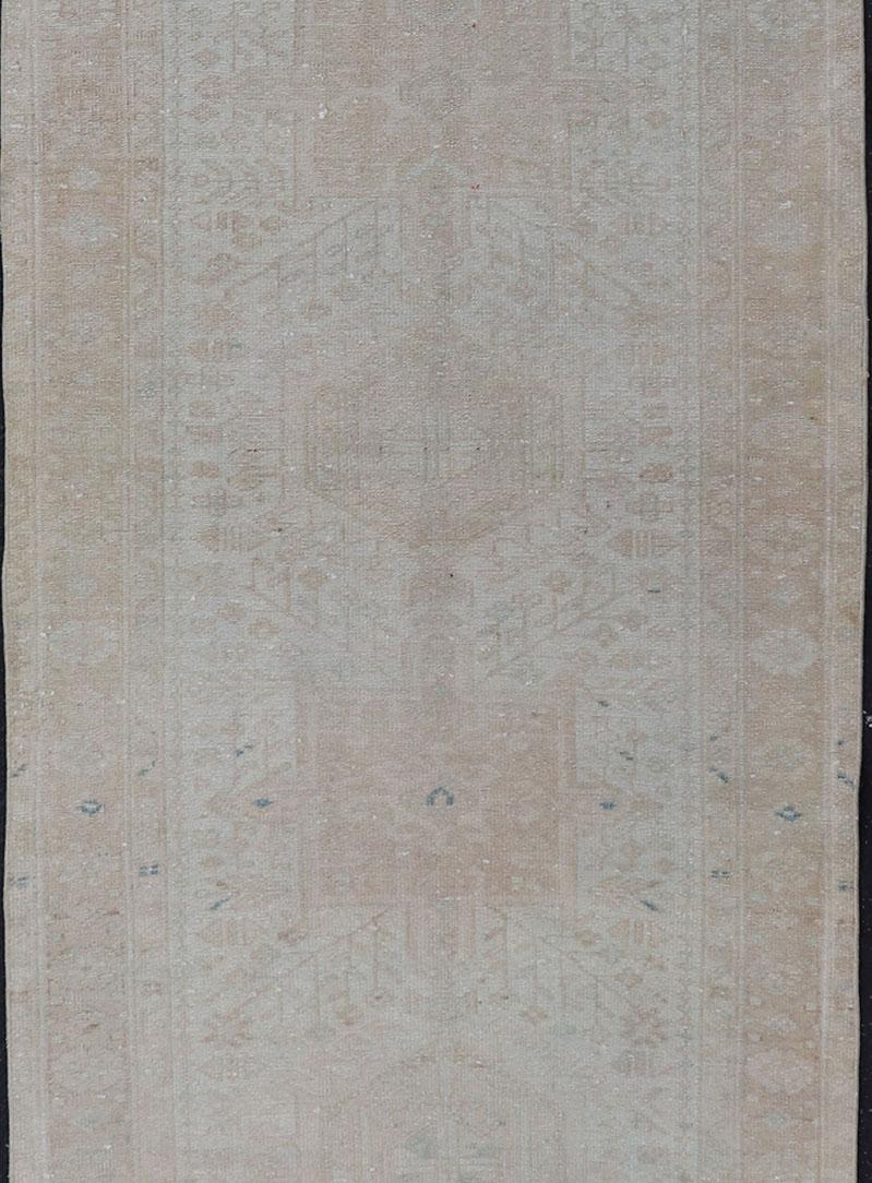 Heriz Serapi Runner persiano vintage con medaglioni in marrone, marrone scuro, marrone scuro, marrone scuro. in vendita