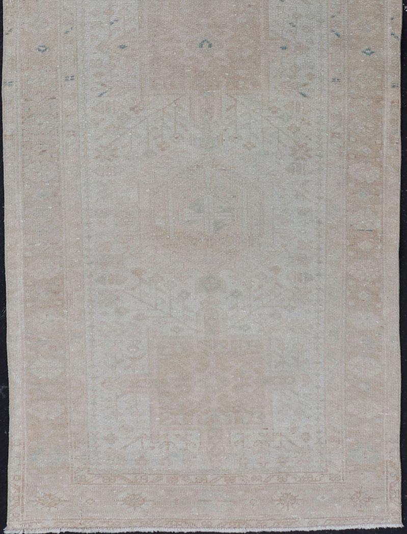 Persiano Runner persiano vintage con medaglioni in marrone, marrone scuro, marrone scuro, marrone scuro. in vendita