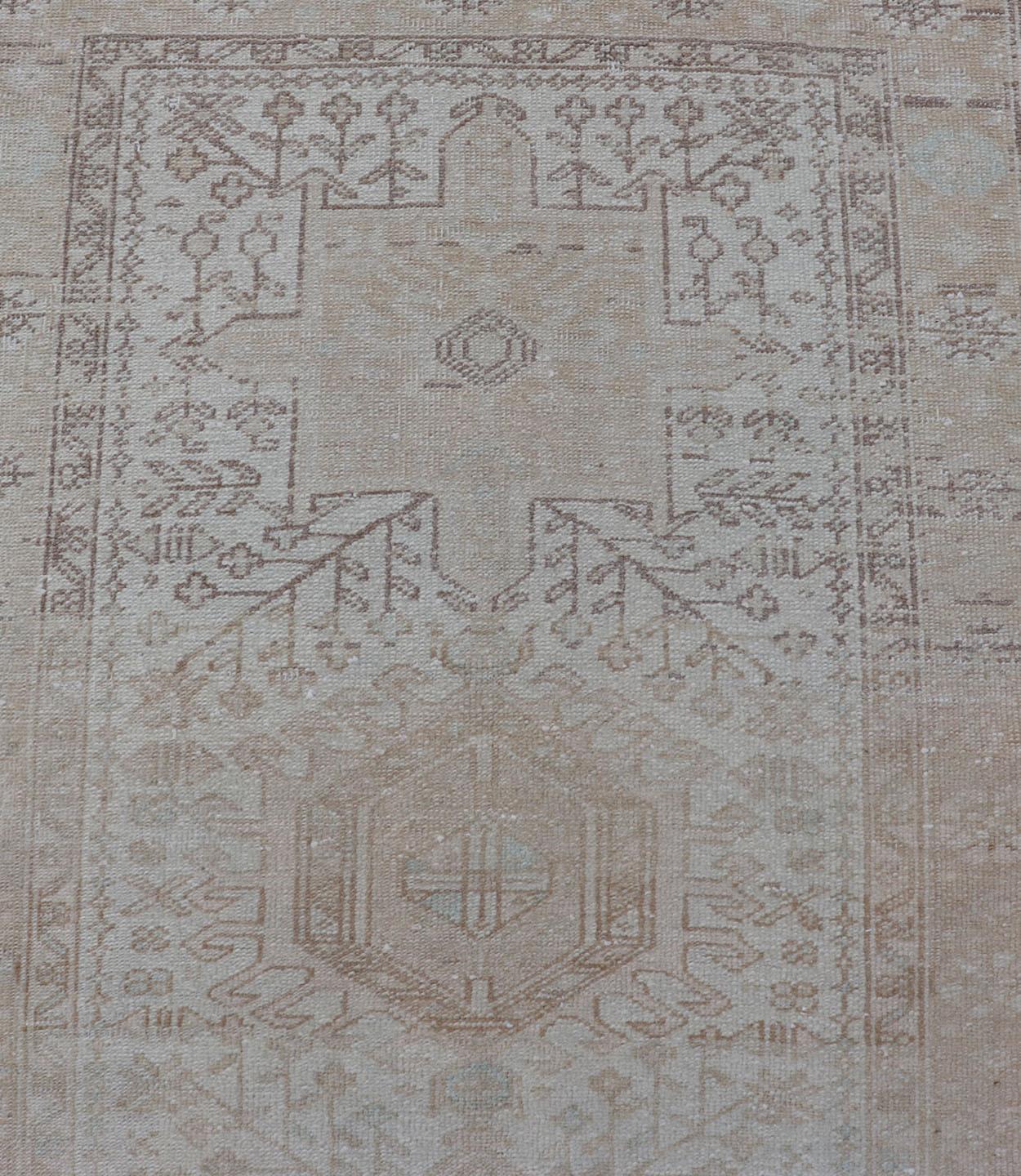 Lana Runner persiano vintage con medaglioni in marrone, marrone scuro, marrone scuro, marrone scuro. in vendita