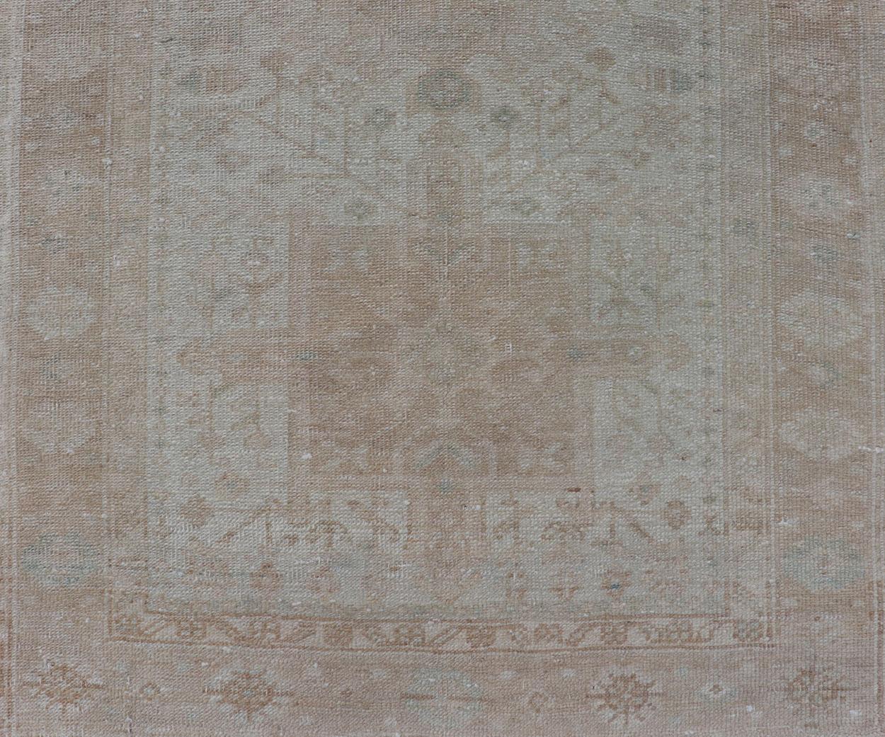 Runner persiano vintage con medaglioni in marrone, marrone scuro, marrone scuro, marrone scuro. in vendita 1