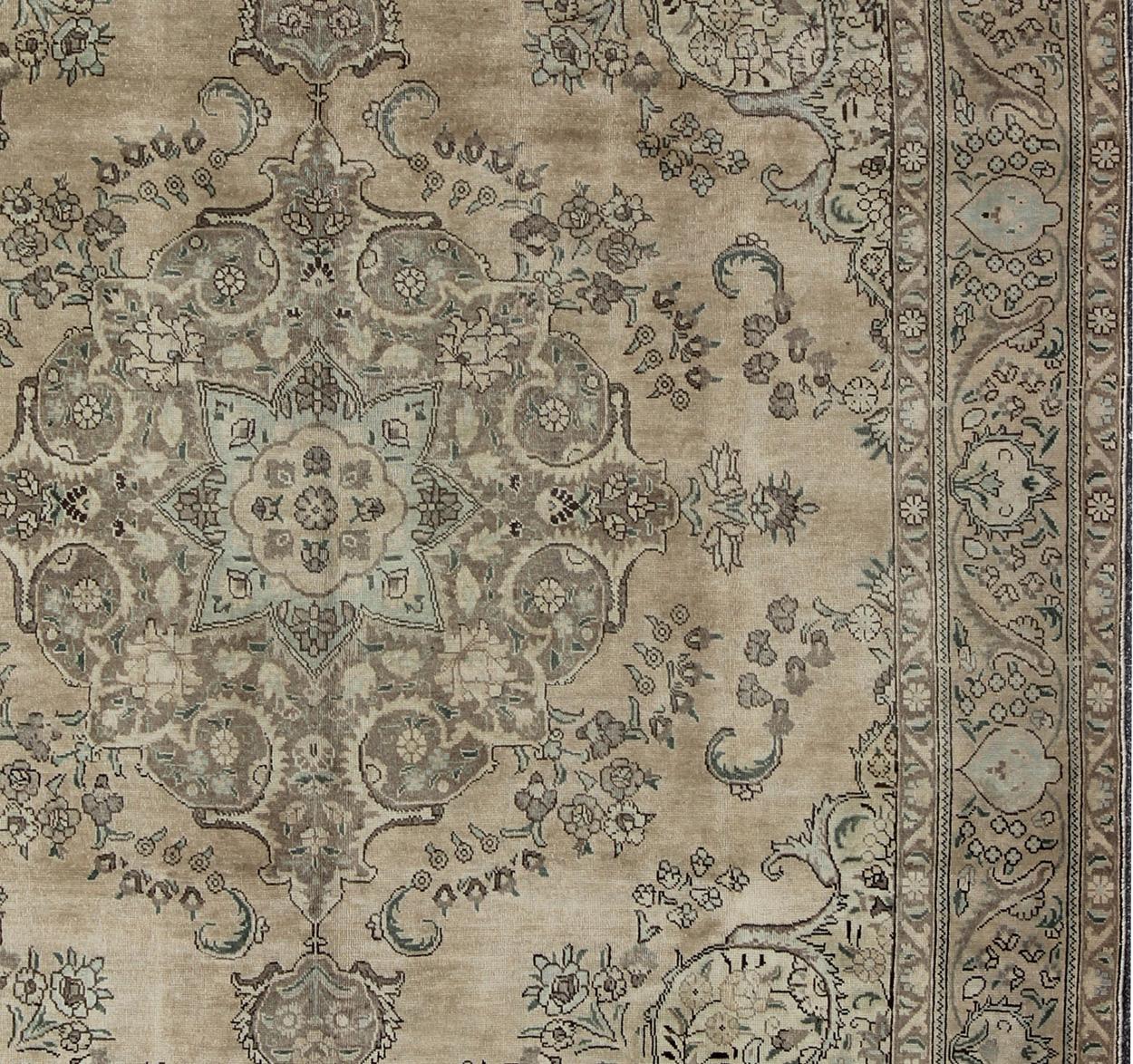 Medallion style Tabriz Persian vintage rug with swirling floral pattern, Keivan Woven Arts / rug H-702-11, country of origin / type: Iran / Tabriz, circa 1950

This mid-20th century, handwoven vintage Persian Tabriz rug features an expansive