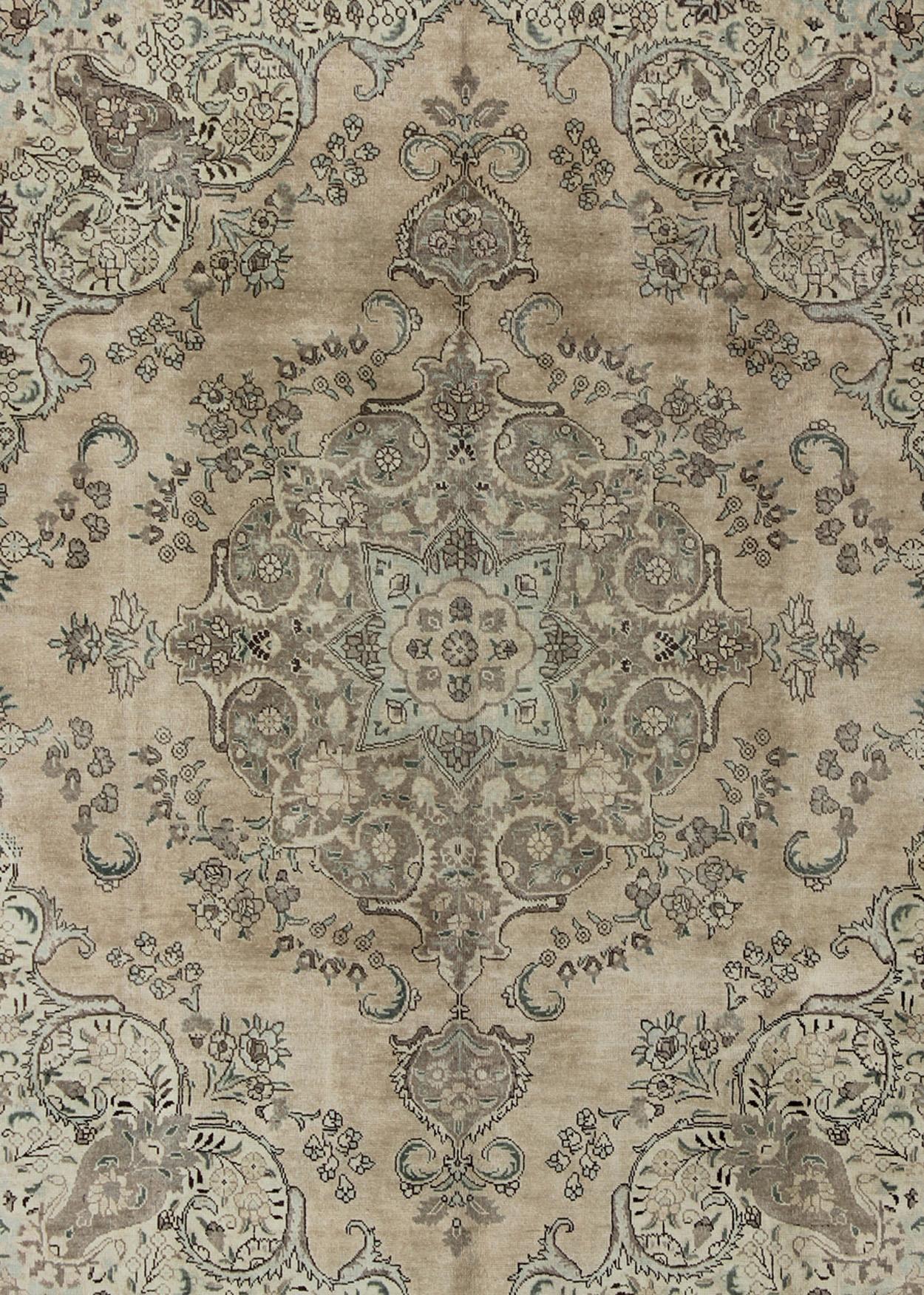 Gedeckter persischer Täbris-Teppich im Vintage-Stil mit großem, geblümtem Medaillon in Erdtönen (Persisch) im Angebot