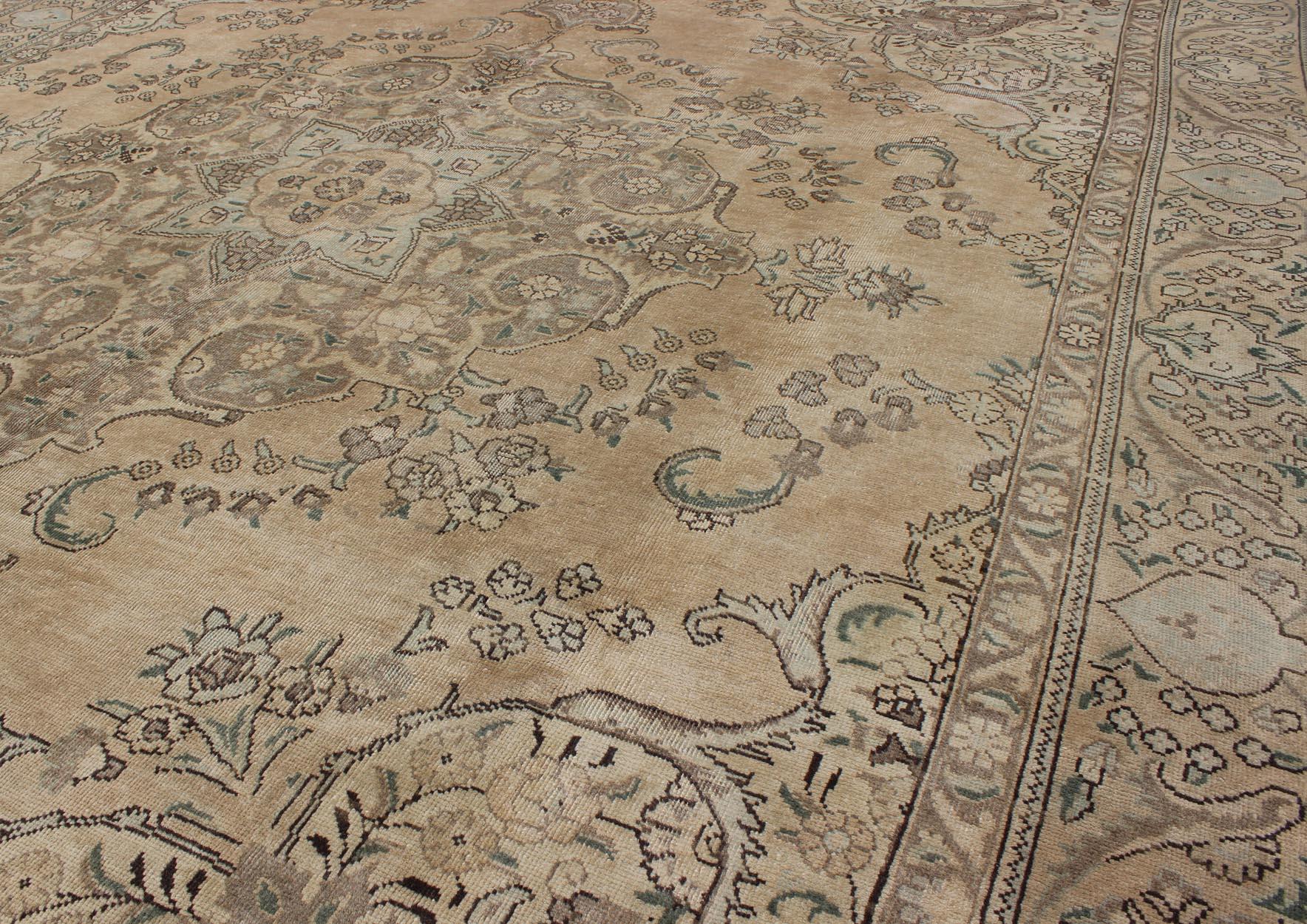 Gedeckter persischer Täbris-Teppich im Vintage-Stil mit großem, geblümtem Medaillon in Erdtönen (Handgeknüpft) im Angebot