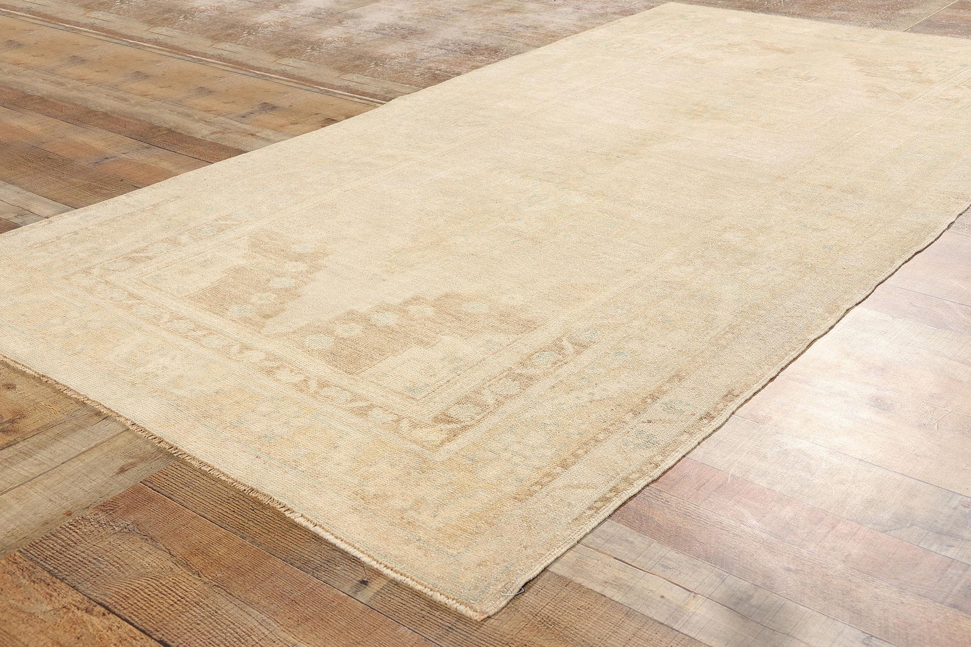 Türkischer Oushak-Teppich im Vintage-Stil, Subtle Shibui Meets Quiet Sophistication im Angebot 1