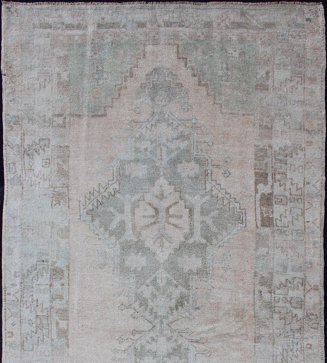 Vintage Oushak rug from Turkey with Medallion Design, Keivan Woven Arts / rug EN-179551, country of origin / type: Turkey / Oushak, circa 1940.

This vintage Turkish Oushak rug features a faint, etched medallion design, which is composed of