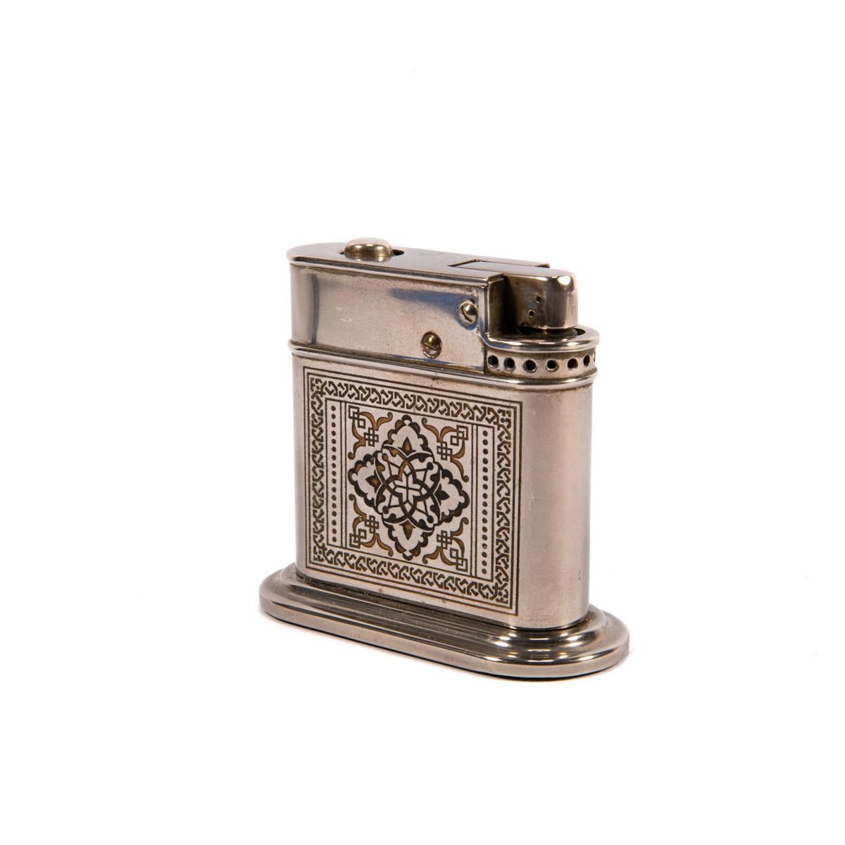 Vintage Myflam Chrome Enameled Table Lighter Round base 1950s In Fair Condition For Sale In DELFT, NL