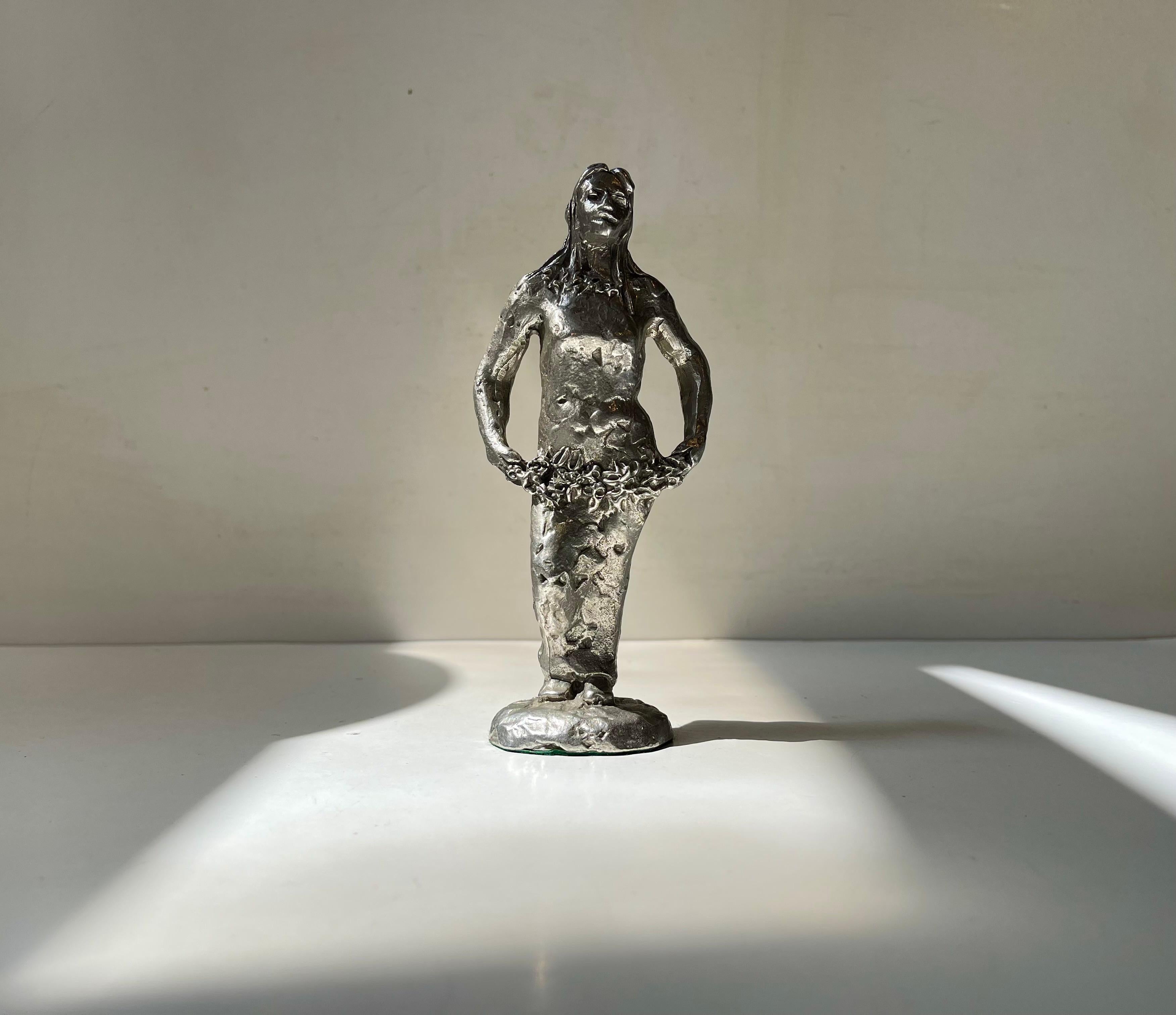 Sculpture ou figurine féminine signée, exécutée en étain argenté/argenté. Un mélange remarquable de traits féminins grotesques et stylisés.
Fabriqué par Myron BV aux Pays-Bas vers 1980-90. Signé/incisé à la main RR - sculpteur inconnu dans le style