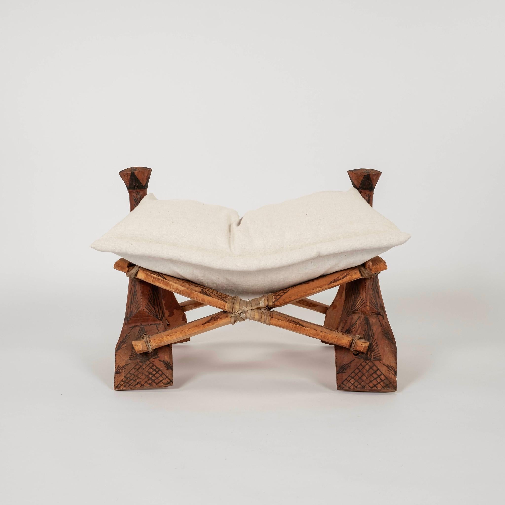 20ième siècle Vintage N. Afican Middle East Camel Saddle Stool en vente