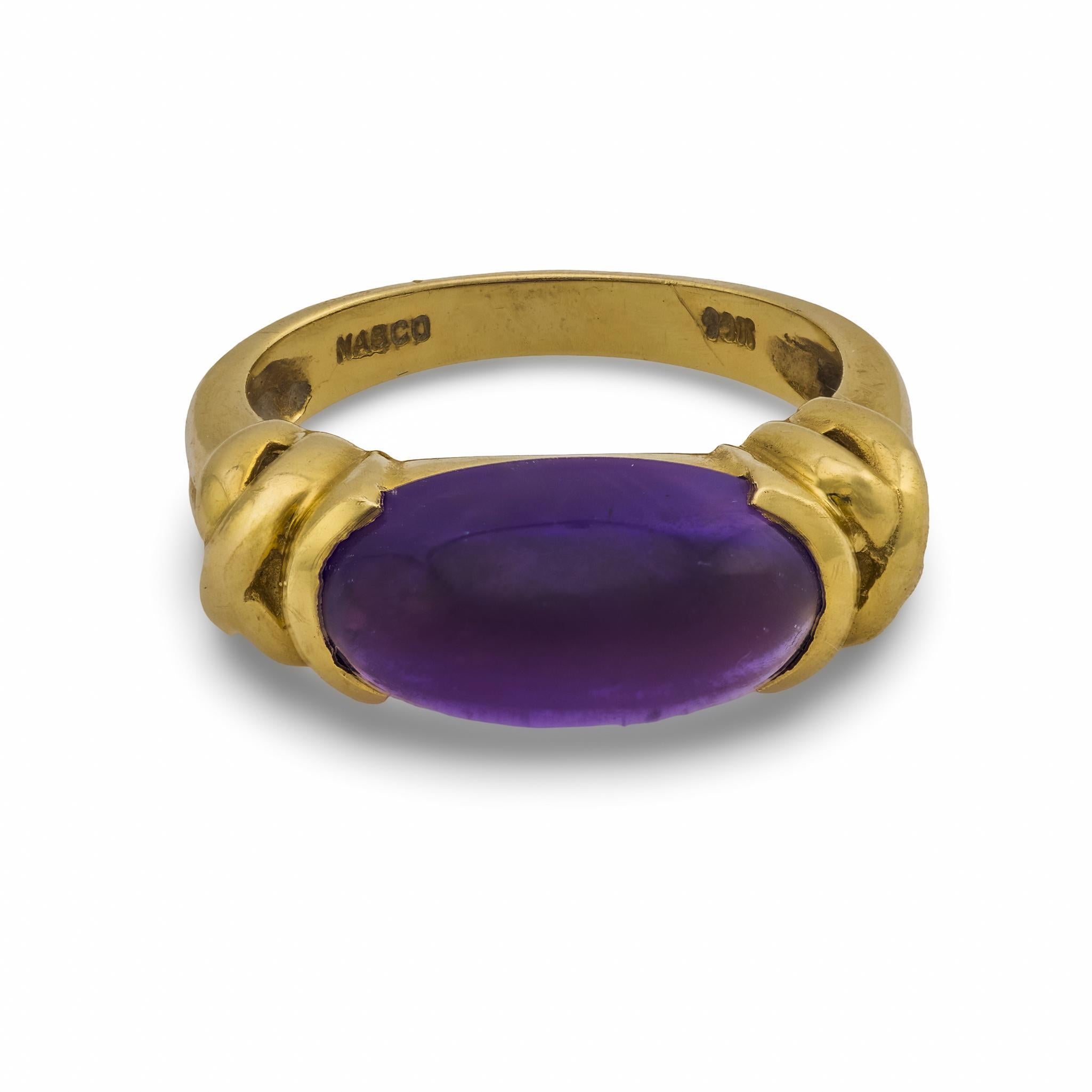 Cette bague vintage Nabco des années 1980 présente une améthyste cabochon de 4,40 carats sertie dans de l'or jaune 14k poli, exsudant une couleur gracieuse et un charme vintage raffiné.