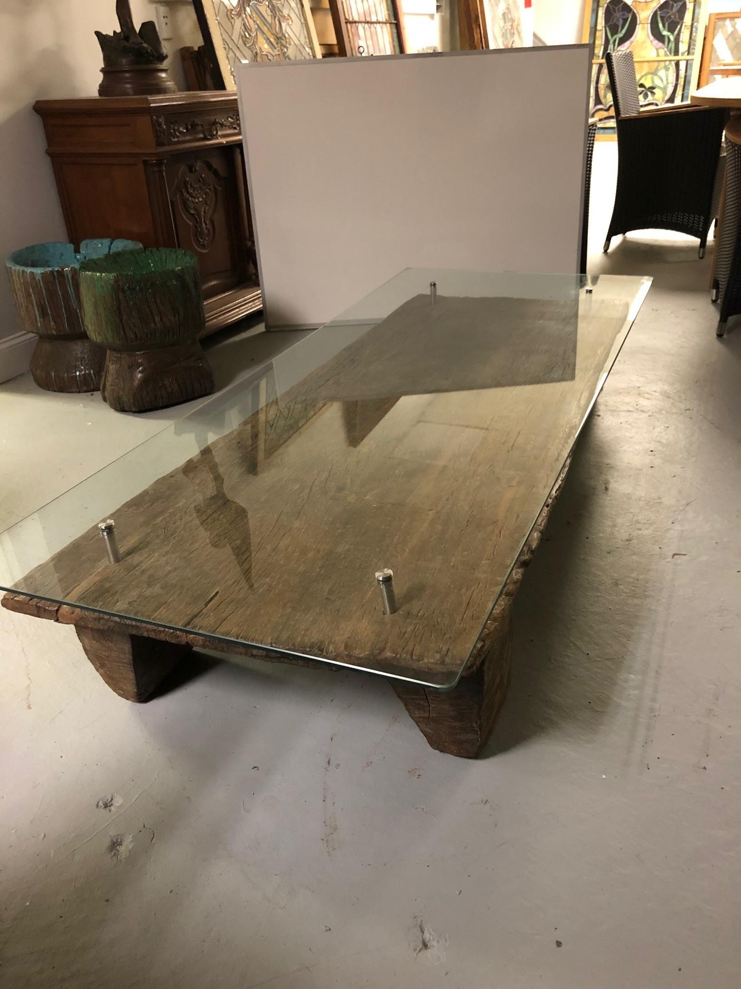 Tribale Tavolino da letto tribale vintage del Nagaland con piano in vetro in vendita