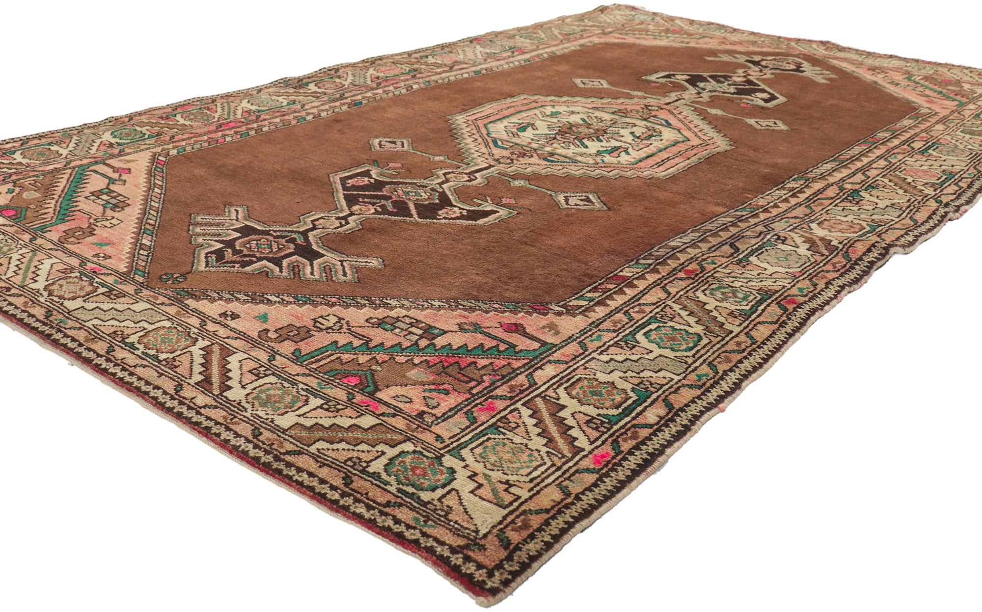 75745 Vintage Persian Nahavand Hamadan Rug, 04'05 x 07'07. Wie ein Relikt aus einer alten Welt, durchdrungen vom Geflüster der Stammeskunst, enthüllt dieser alte persische Nahavand-Hamadan-Teppich eine faszinierende visuelle Erzählung. Das Herzstück