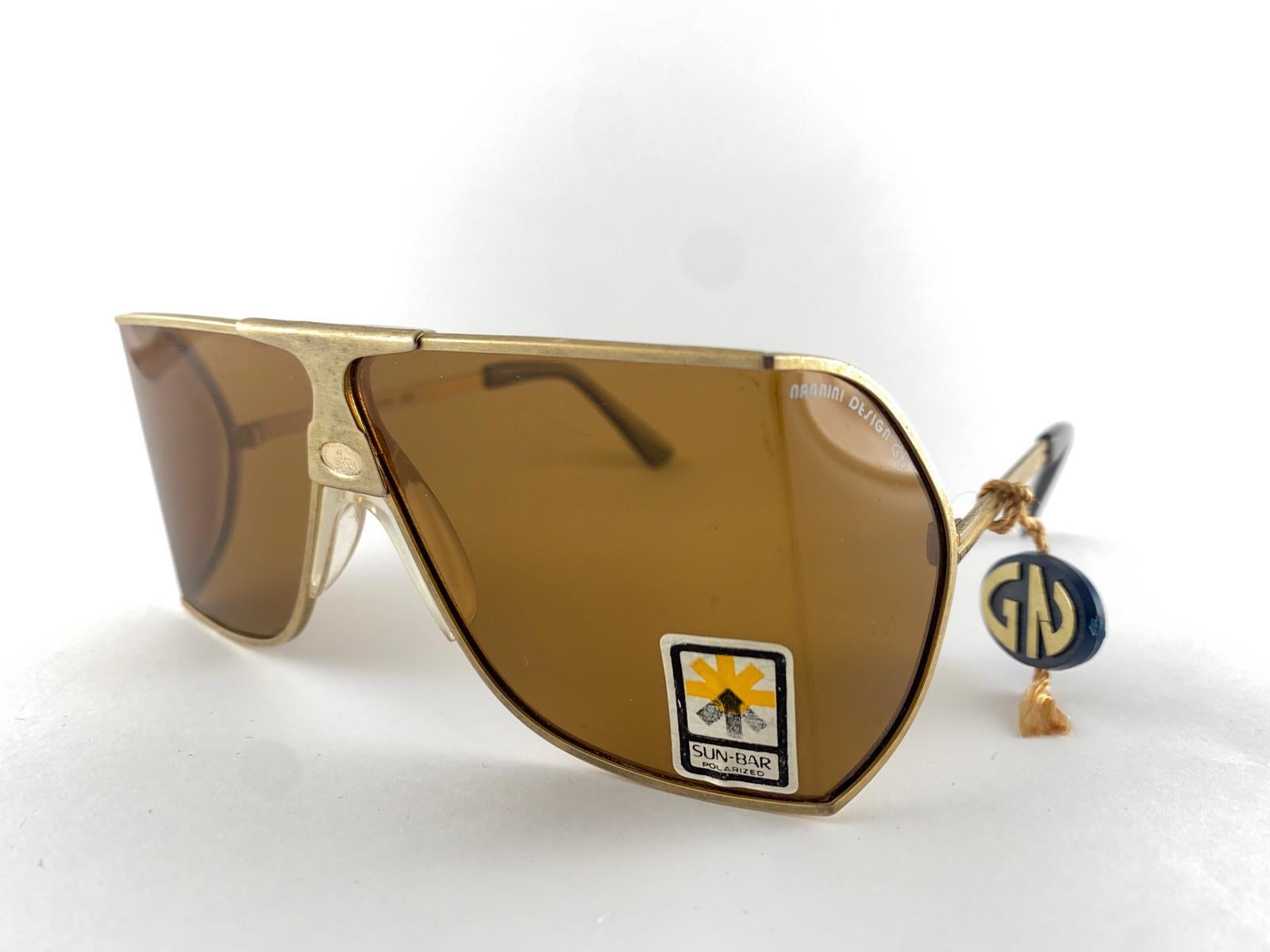 
Vintage Nannini Design Wrap Around Matte Gold Sunglasses.
Made In Italy In The 1980'S.

This Item Show Visible Sign Of Wear On The Lenses And Frame, Please Study The Picture Prior Purchase.





Front                                           17   