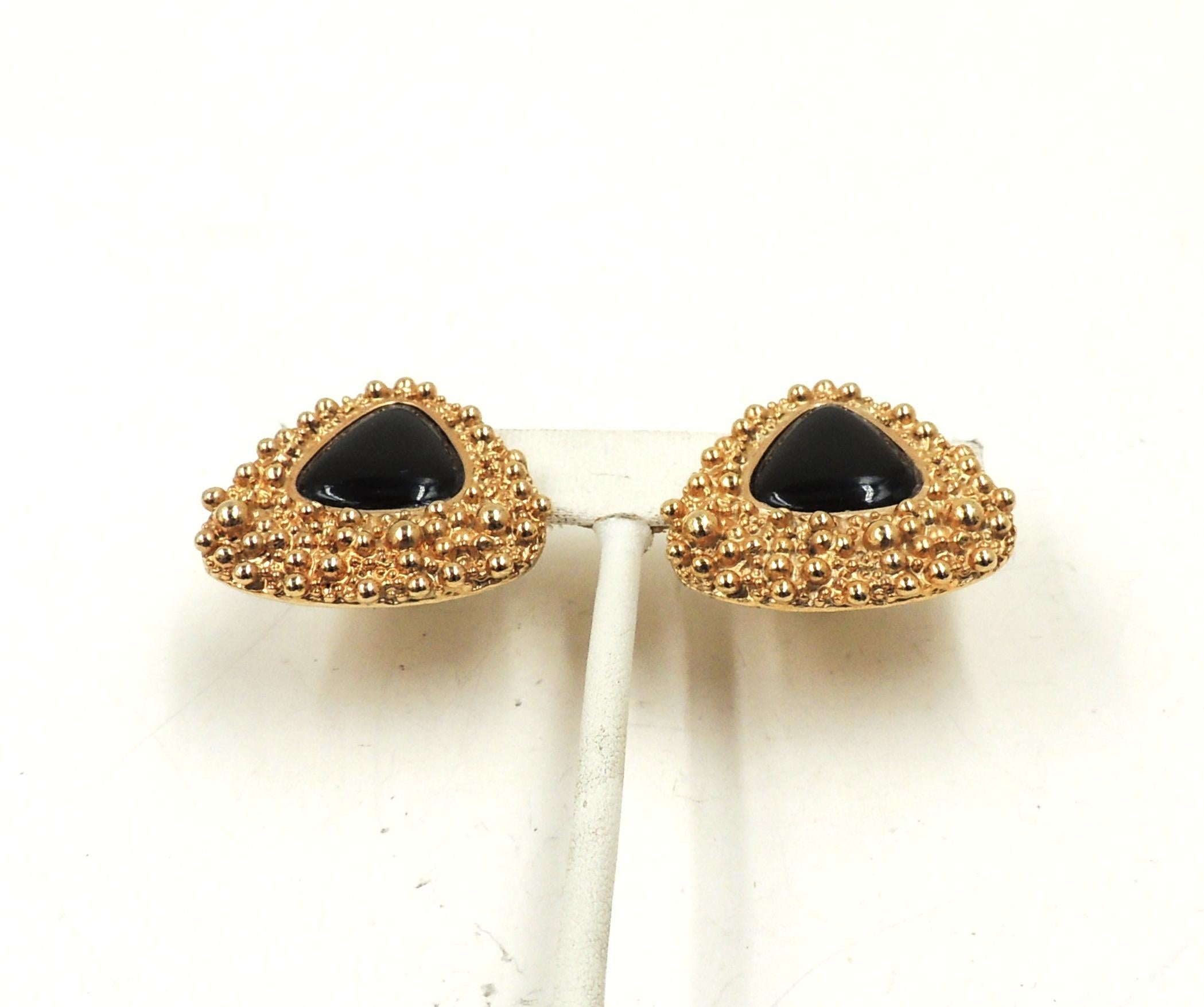 Vintage Napier Ad Piece Modernist Goldtone & Black Resin Clip Earrings In Excellent Condition For Sale In Easton, PA