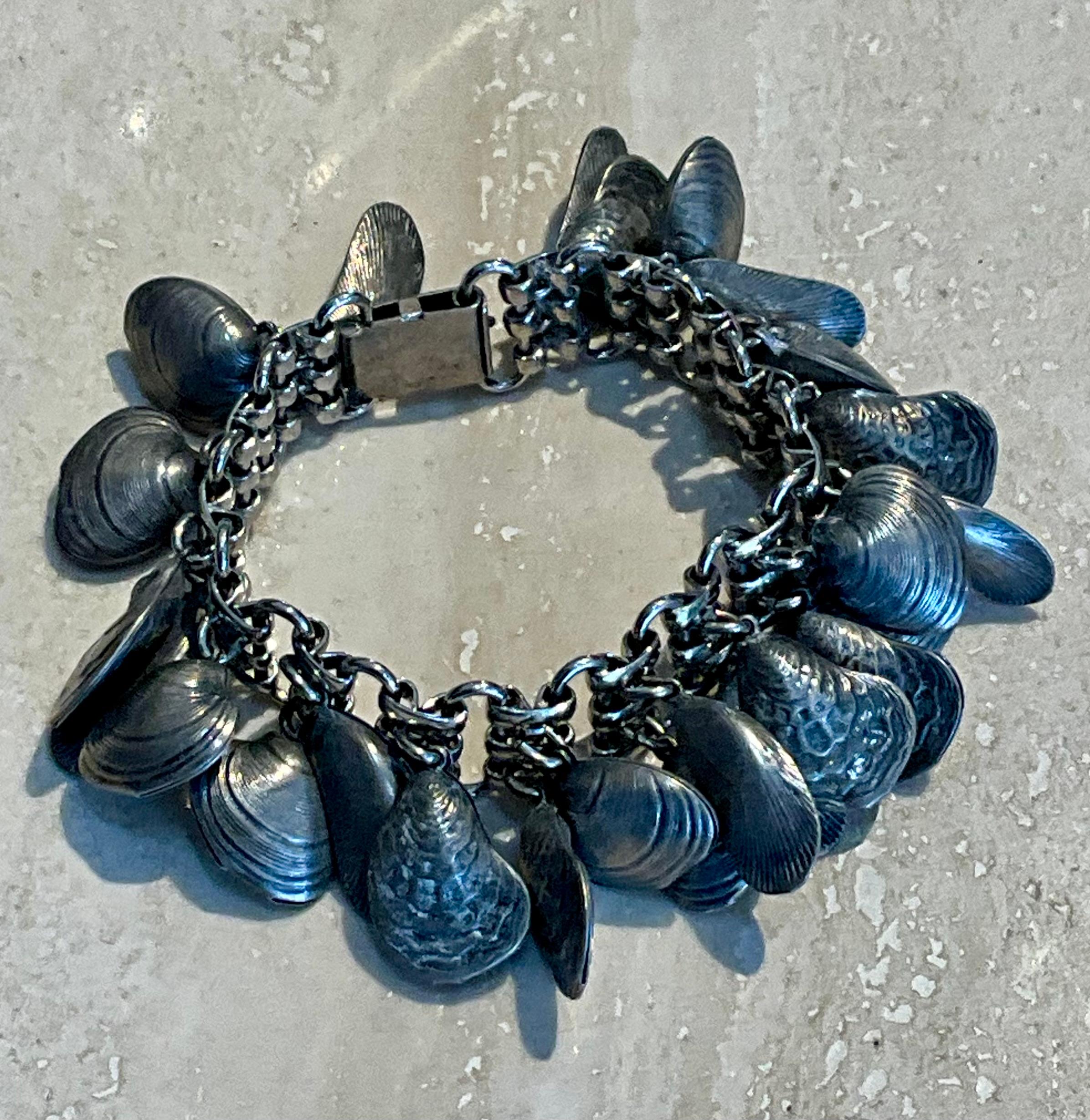 Eleva tu colección de accesorios con esta impresionante pulsera Vintage Napier Eugene Bertolli Clam Shell, una pieza atemporal que combina la elegancia clásica con la artesanía artística. Diseñada por el célebre diseñador de joyas Eugene Bertolli