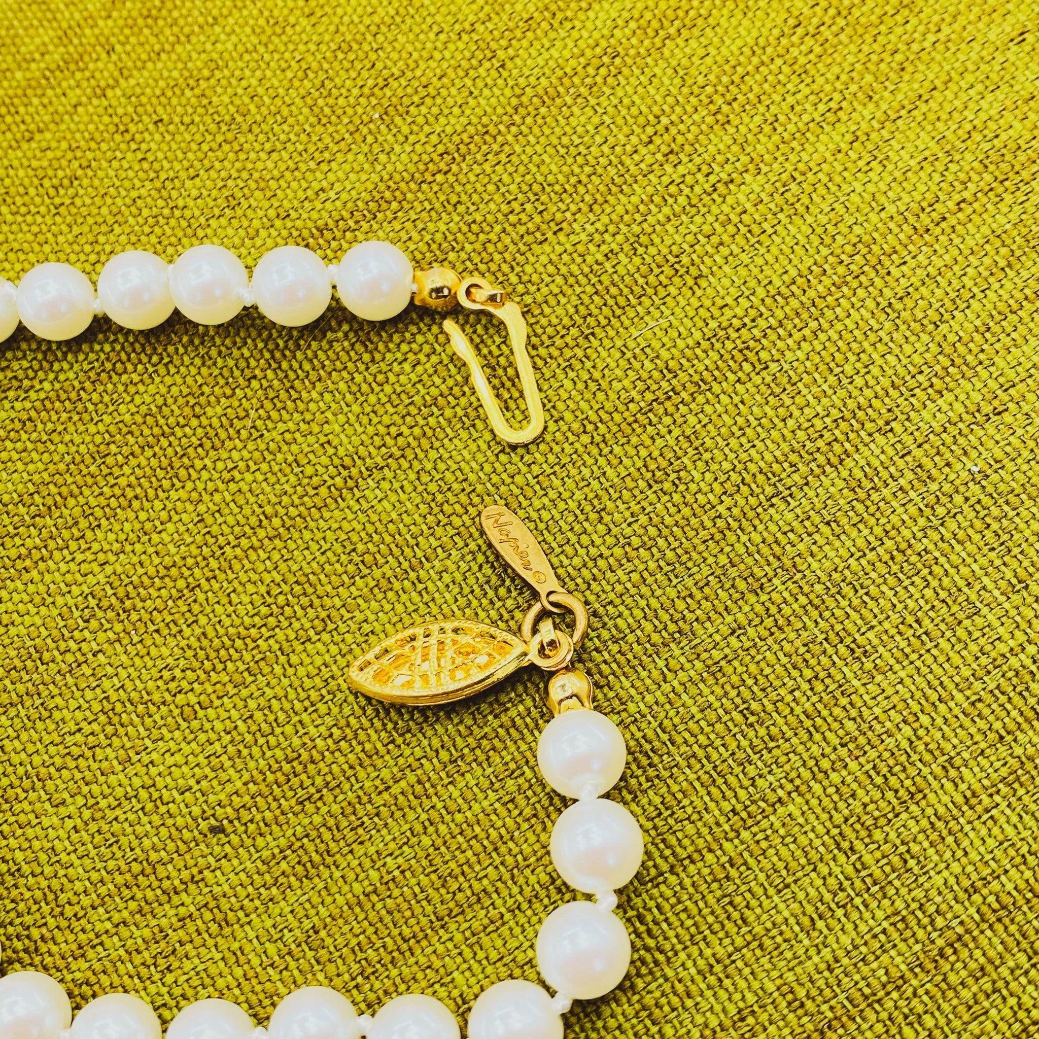Napier Vintage Faux Perlenkette 1980er Jahre

Diese Napier Vintage-Kunstperlenkette aus den 1980er Jahren ist ein Muss für jede Vintage-Schmuck-Sammlung. Diese schlichte, aber elegante Halskette ist eine großartige Ergänzung für jedes Outfit und