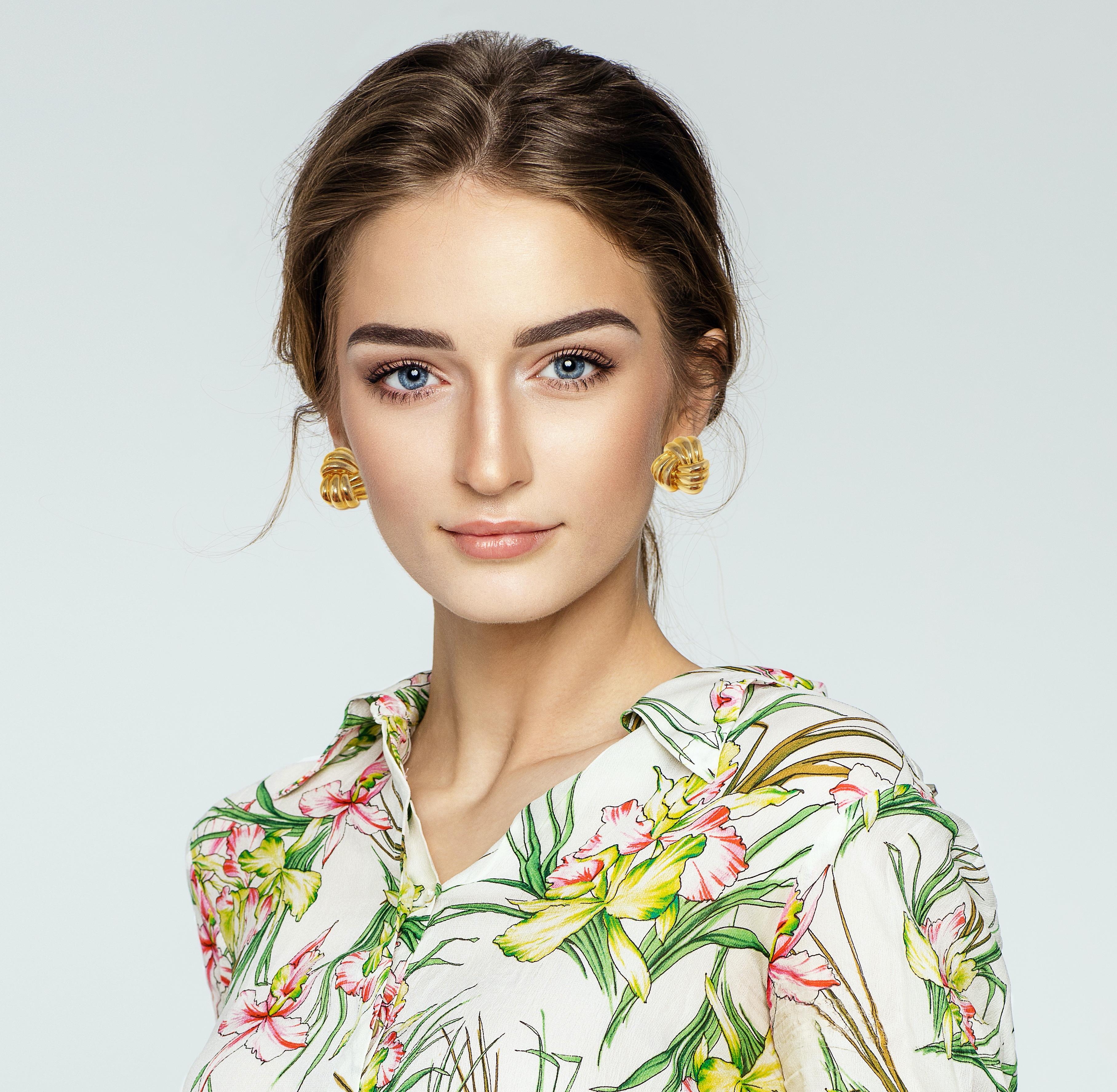These gorgeous vintage Napier gold-plated knot stud earrings are a timeless accessory from the coveted costume jewelry brand. A wonderful addition to your vintage jewelry collection!

ABOUT NAPIER:
Founded in 1875, Napier is an American manufacturer