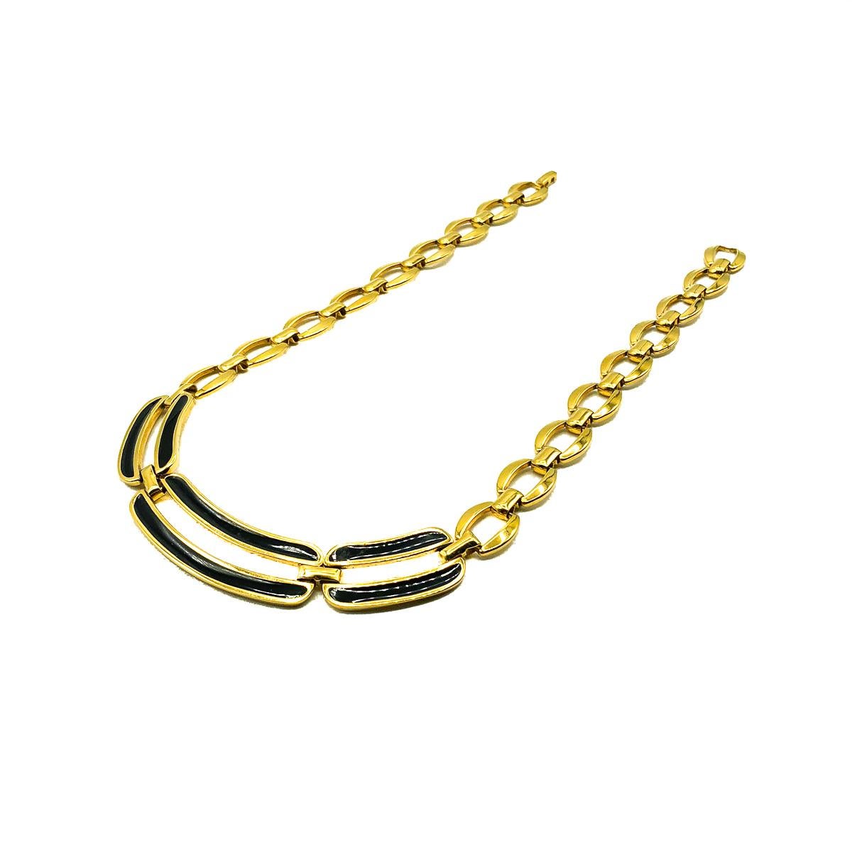 Eine klassische Napier-Bar-Halskette im Vintage-Stil. Gefertigt aus vergoldetem Metall mit schwarzer Emaille. In sehr gutem altem Zustand, ca. 43 cm. Unterschrieben. Ein ewiger Leistungsträger in Sachen Juwelen. 

Die 2016 gegründete britische Marke