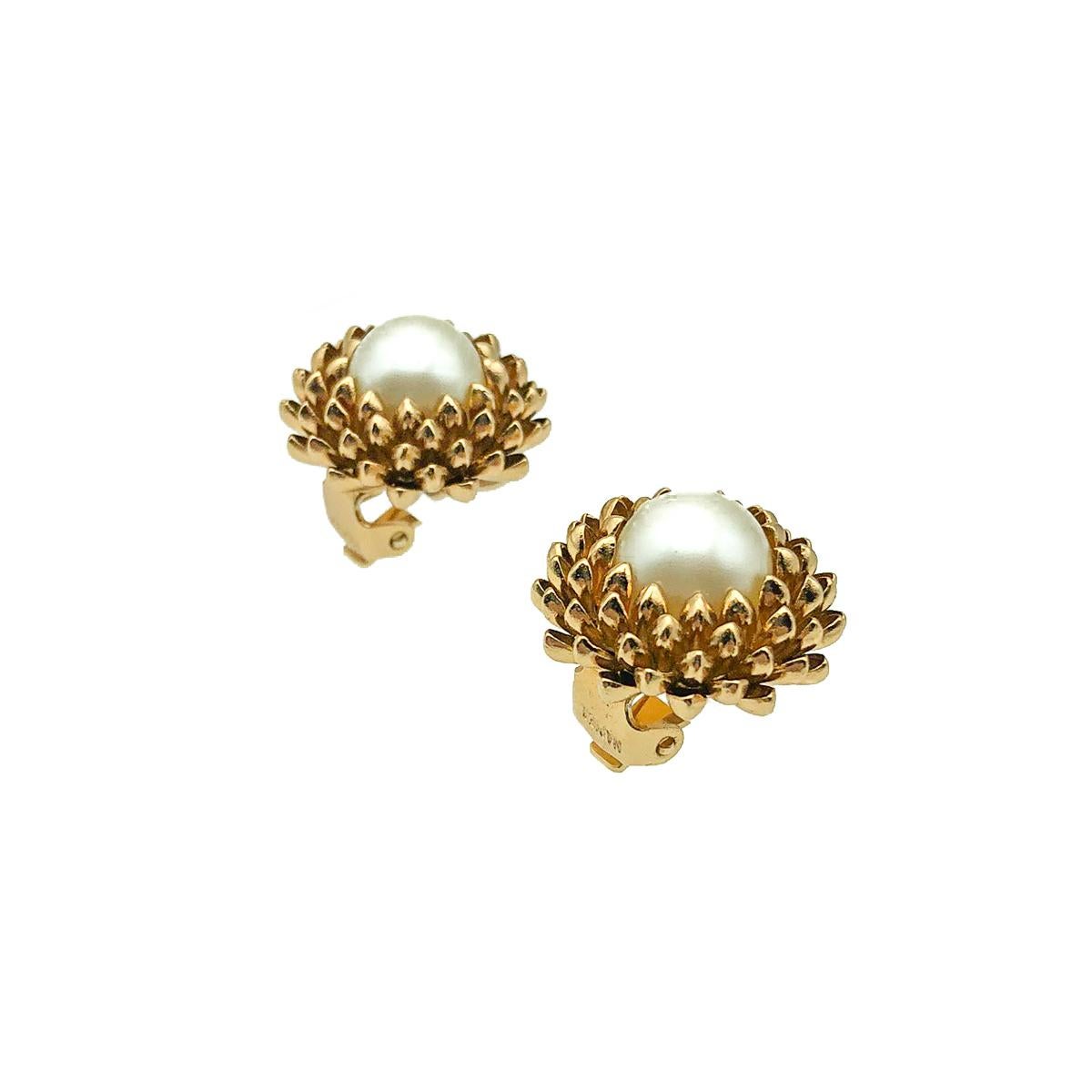 A timeless and very alluring pair of Vintage Napier Earrings. Crafted in gold plated metal and set with a faux pearl. In very good vintage condition. Signed. 2cms. A perfect go to clip on earring from the timeless style house of Napier.
