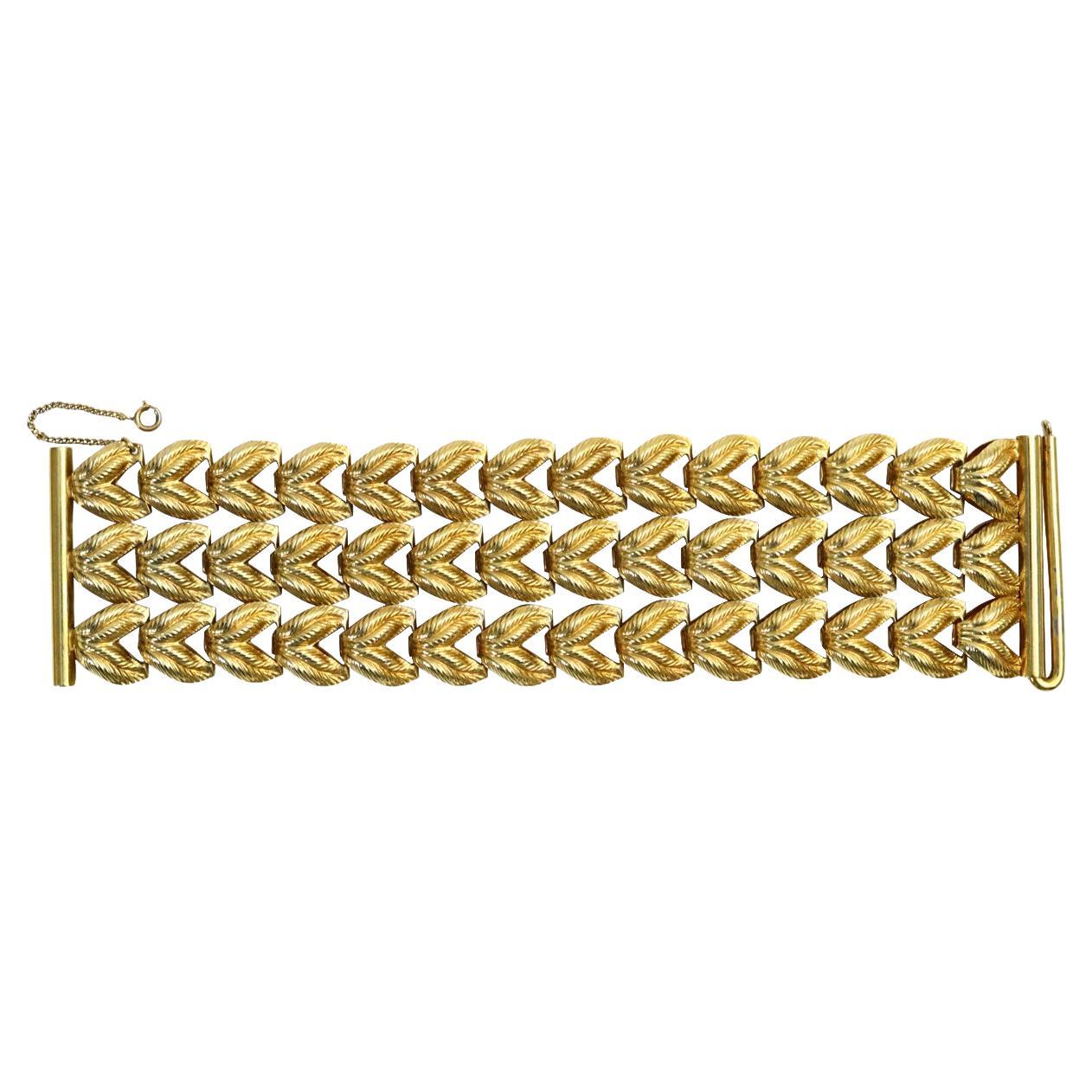 Vintage Napier Gold Tone 3 Row Bracelet Circa 1960s.  L'un des plus anciens bracelets Napier.  Il y a trois rangées de ce qui ressemble à du métal tressé qui s'attache à une barre à chaque extrémité.  Chaque ligne de tresse est indépendante l'une de