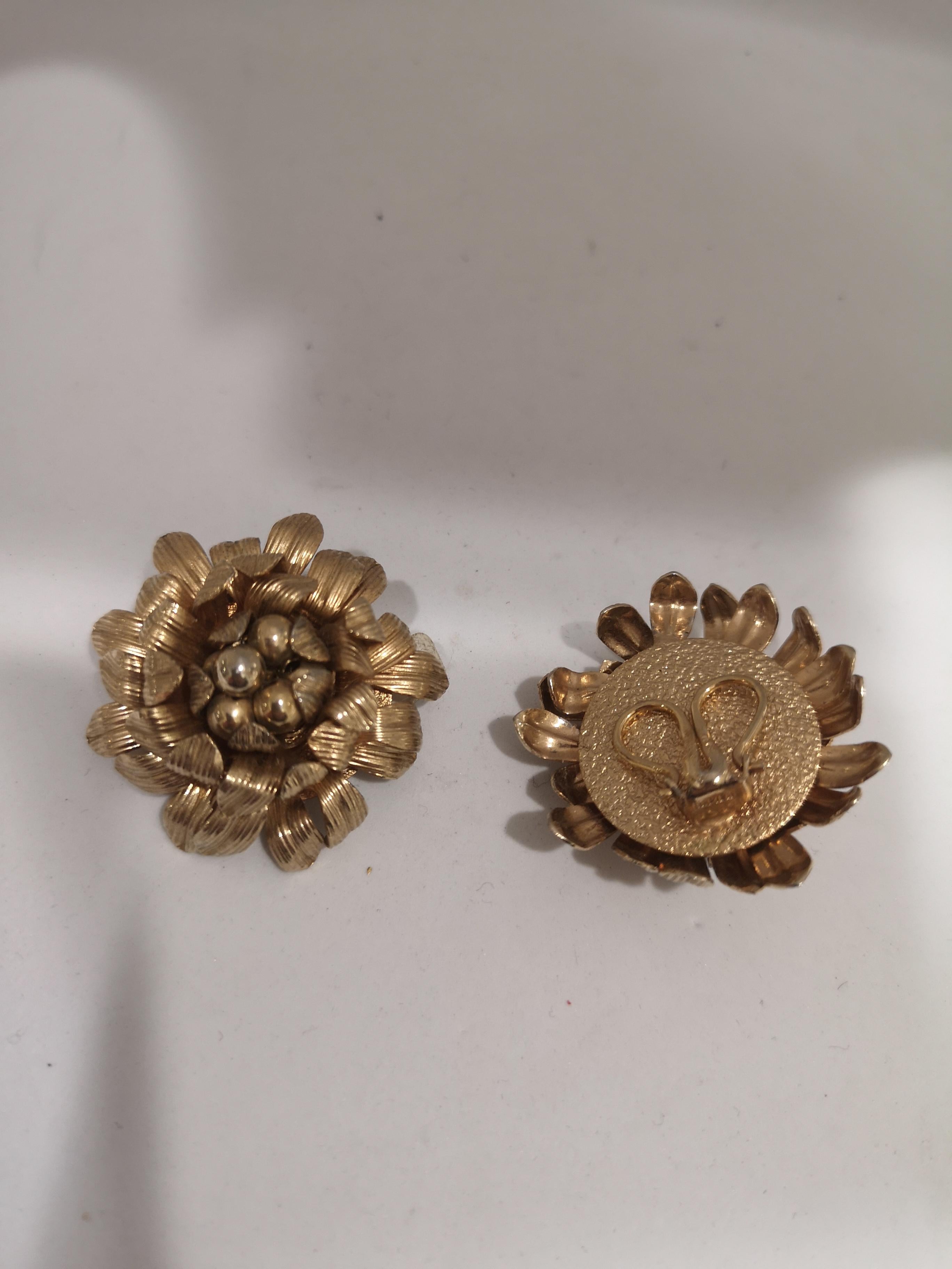 Vintage Napier gold tone flower clip on earrings
4x4cm