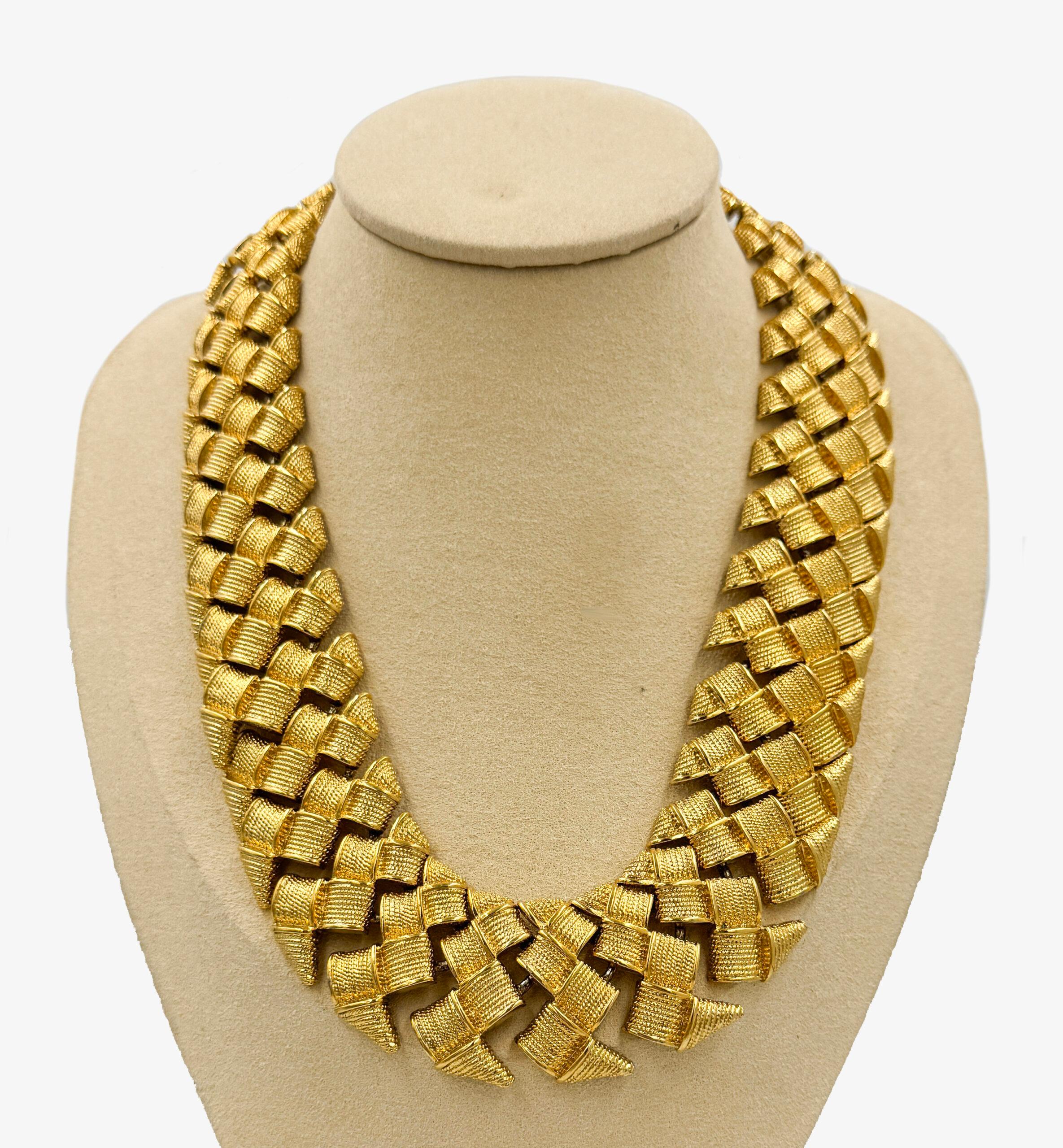 Vintage Napier gold-tone two-pieces set consisting of a necklace and a bracelet

Necklace length – 47 cm

Bracelet length – 18 cm

Condition – very good

........Additional information ........

- Photo might be slightly different from actual item