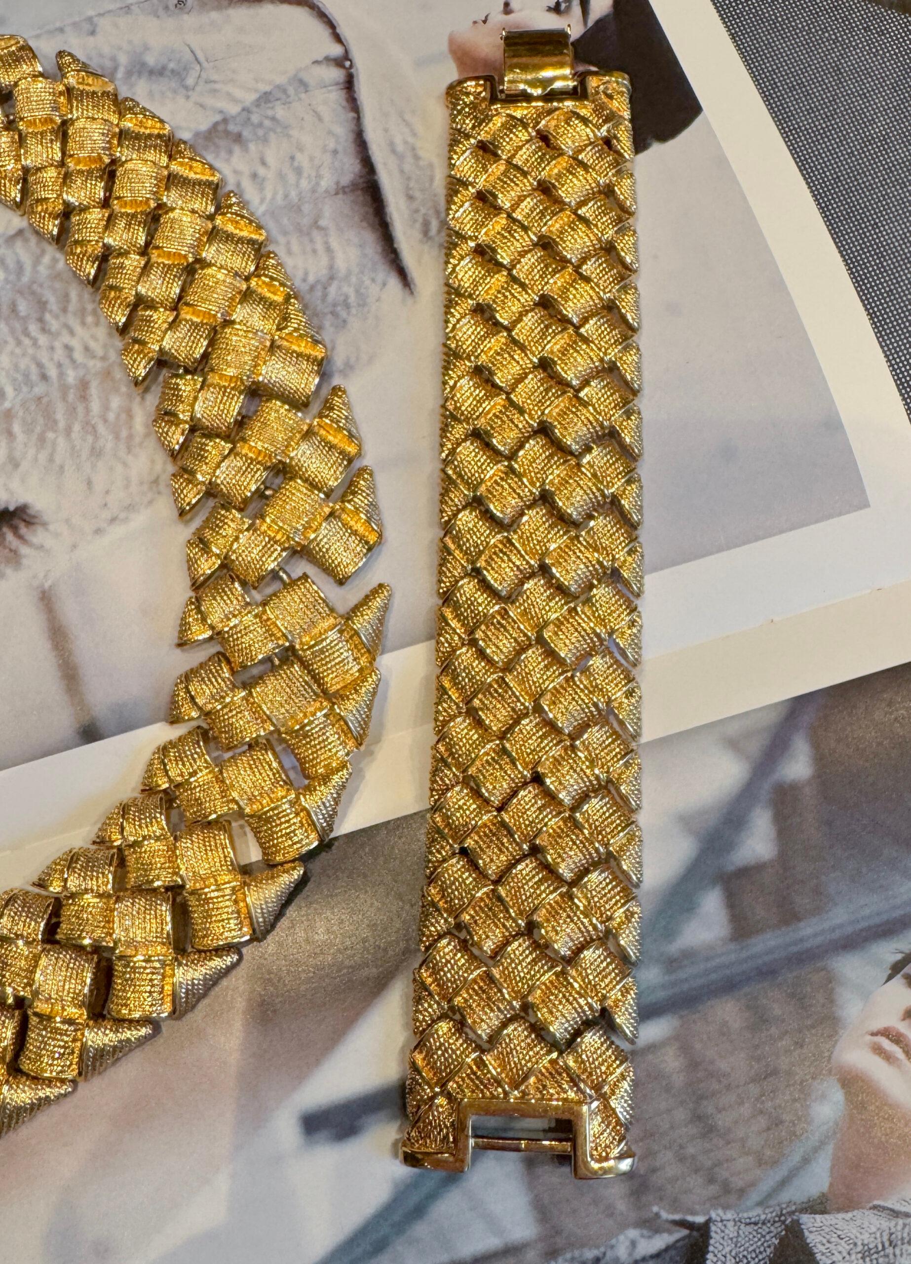 Vintage Napier gold-tone two-pieces set, chunky weave collar necklace & bracelet In Good Condition For Sale In New York, NY