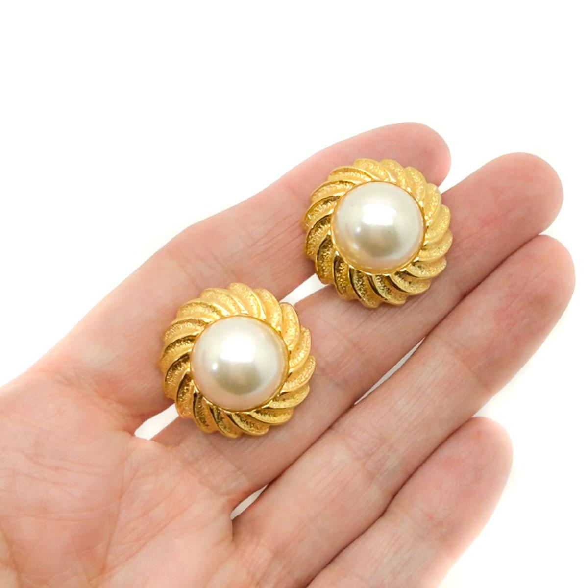 Un par de pendientes vintage Napier de perlas onduladas

La empresa estadounidense de bisutería Napier, fundada en la década de 1880, era venerada por sus joyas a la moda. Adornando a algunas de las mujeres más famosas del mundo, como Marylin