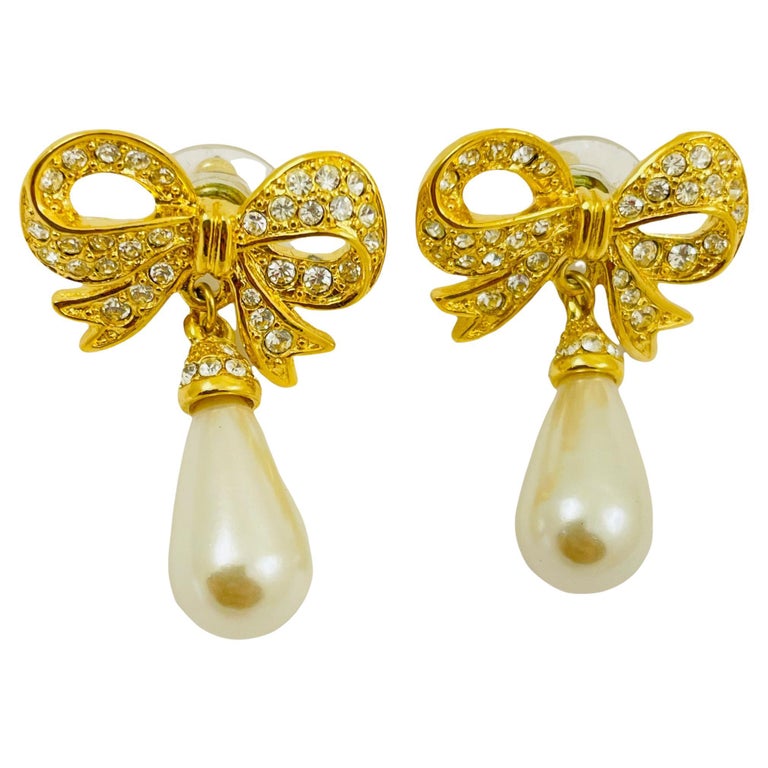 NAPIER, boucles d'oreilles vintage signées en or avec nœud papillon et  perles pendantes et strass - En vente sur 1stDibs