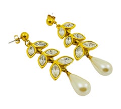 Lange Ohrringe mit Perlen durchbrochen, NAPIER signiertes goldenes klares Glas