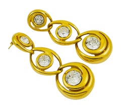 Lange, durchbrochene Ohrringe, NAPIER signiert, Gold, klares Glas
