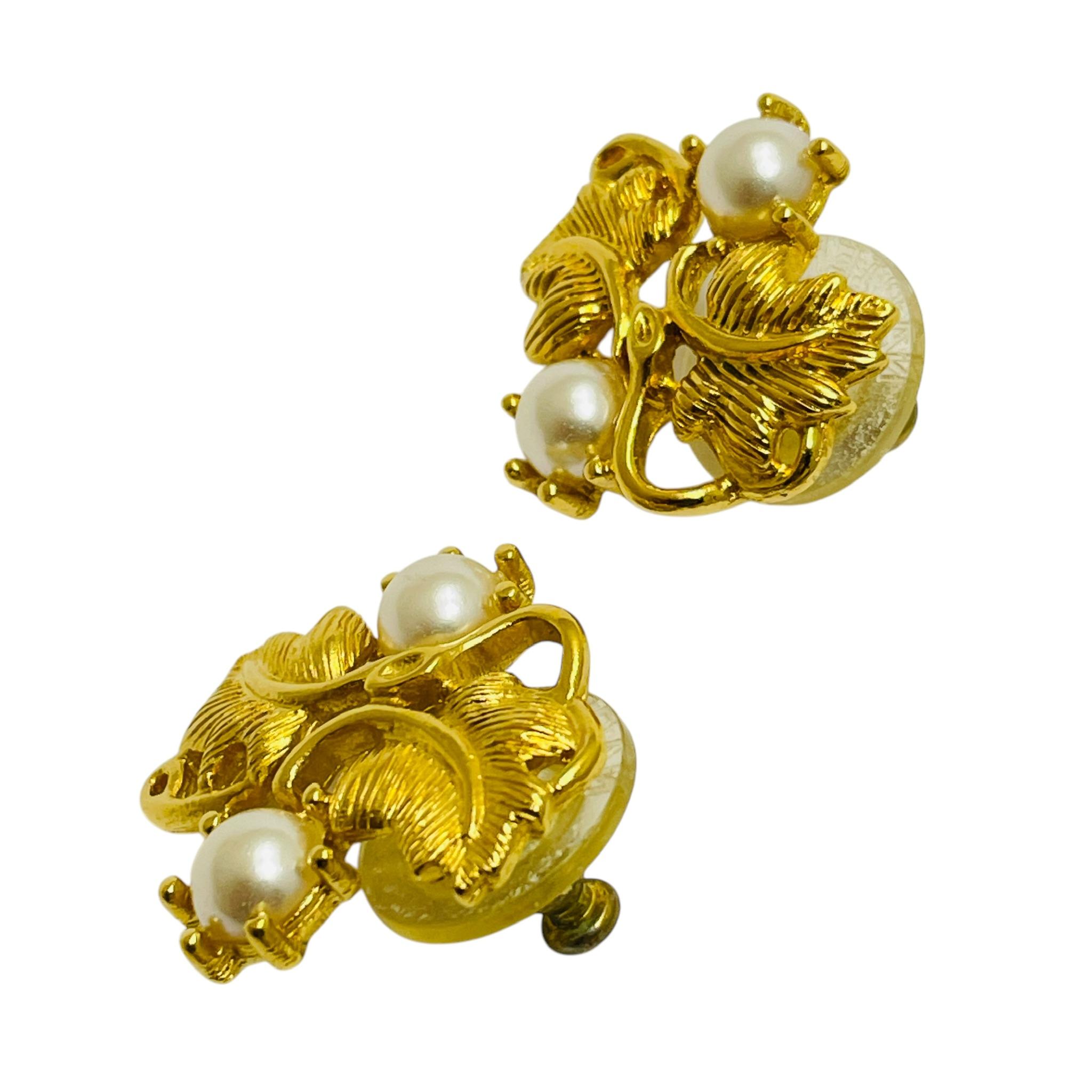DETAILS

• signed  NAPIER 

• gold tone with faux pearls

• vintage designer earrings 

MEASUREMENTS  

• 

CONDITION

•  very good vintage condition with minimal signs of wear 

 Sku 48

❤️❤️  VINTAGE DESIGNER JEWELRY ❤️❤️

❤️❤️  ALEXANDER’S