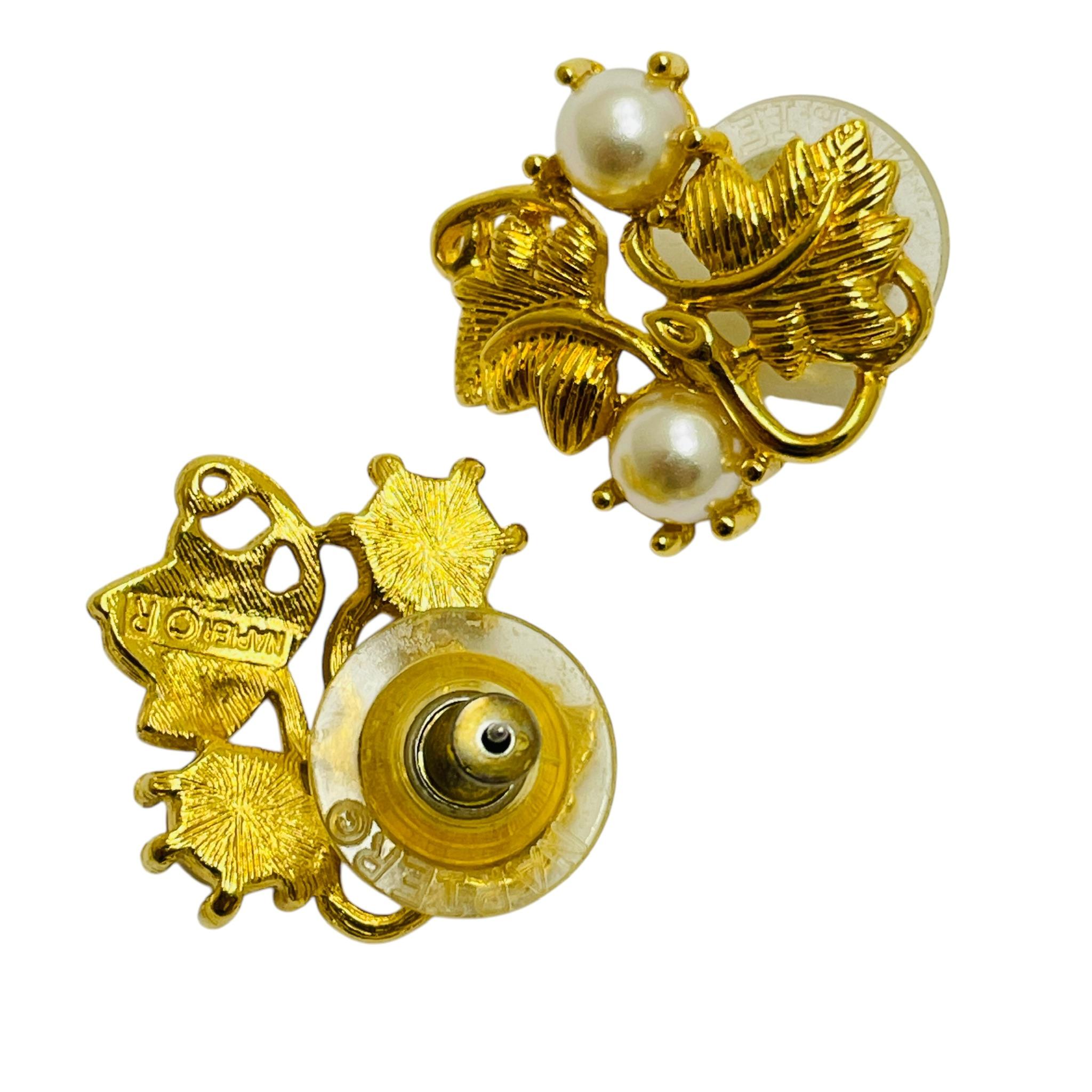 Vintage NAPIER signed gold tone pearl pierced designer earrings In Good Condition For Sale In Palos Hills, IL