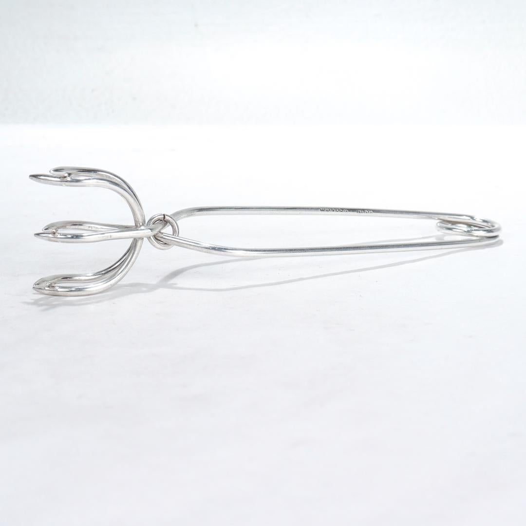 A fine pair of ice tongs for the bar.

By Napier.

In sterling silver.

With curved tines and a spring action closure.

Simply a wonderful pair of Mid-Century tongs!

Date:
Mid-20th Century

Overall Condition:
It is in overall good, as-pictured,
