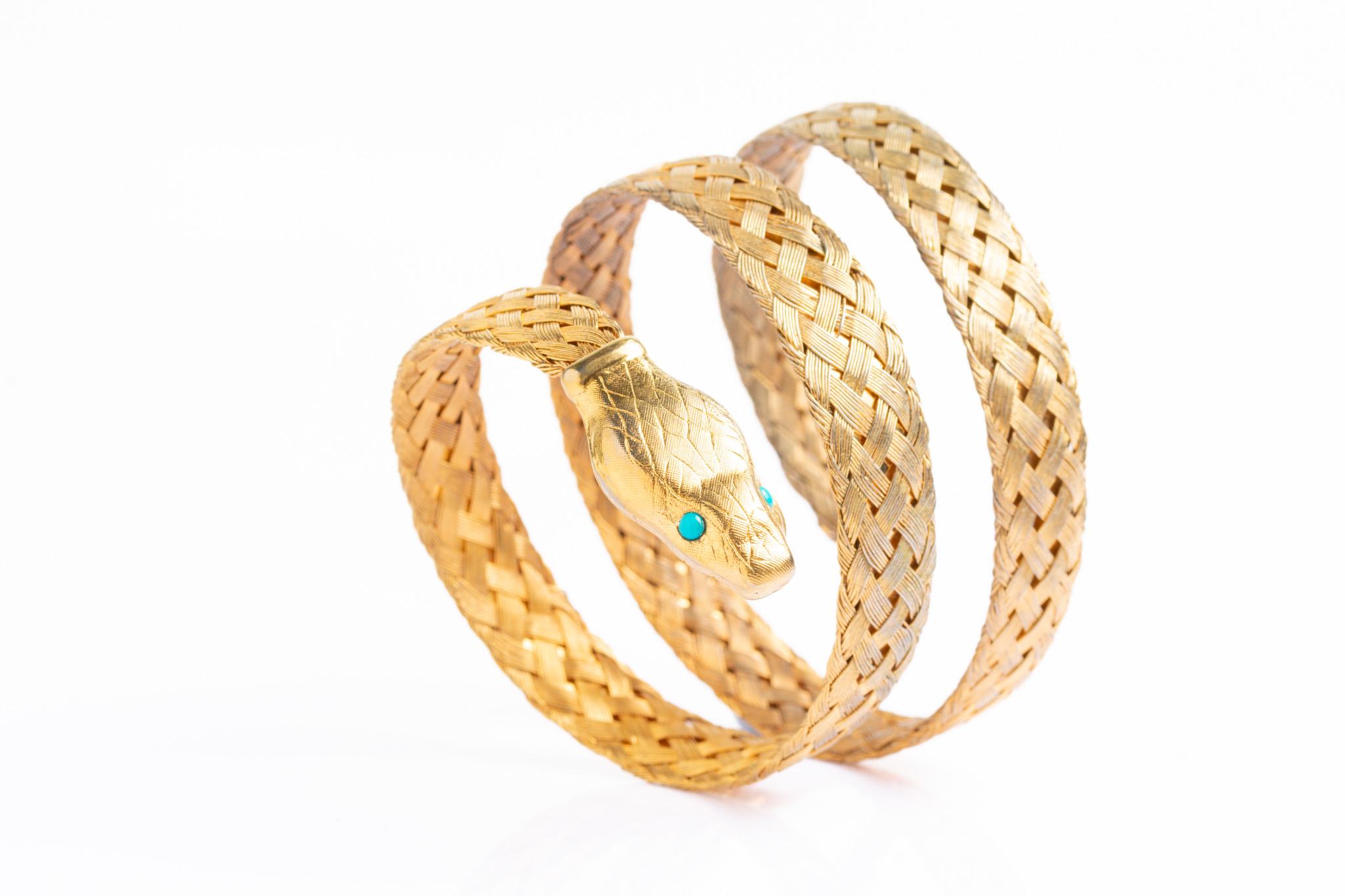 Un extraordinaire bracelet serpent d'inspiration victorienne de Napier, réalisé en riche métal doré et serti de cabochons de verre turquoise. Le bracelet présente un corps tissé texturé qui imite élégamment les écailles d'un serpent - un détail