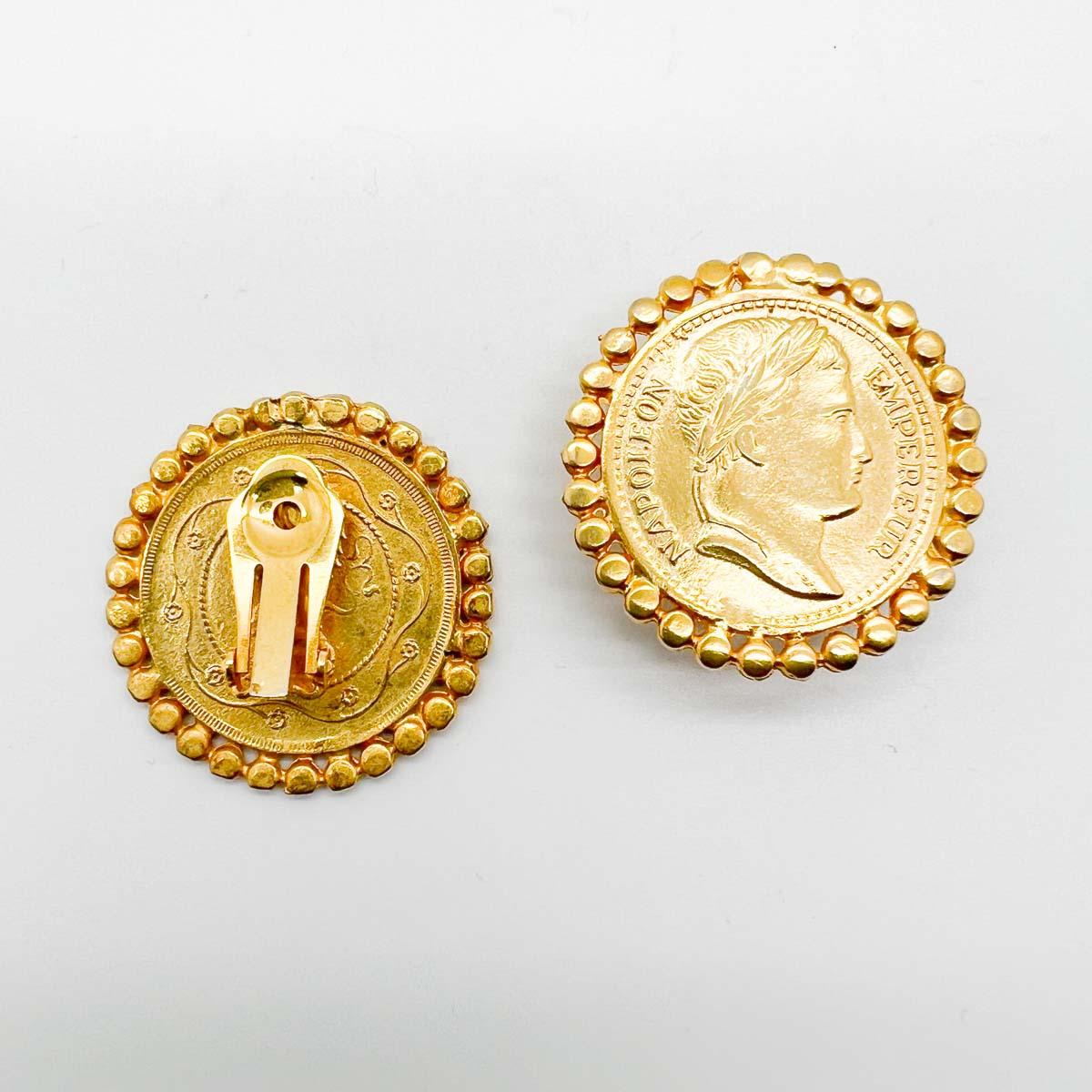 Ein Paar Vintage Napoleon-Münzen-Ohrringe. Klassische Münzohrringe mit glänzender Goldoberfläche und jeder Menge Stil.
Eine unsignierte Schönheit. Ein seltener Schatz. Nur weil ein Schmuckstück nicht den Namen eines Designers trägt, heißt das nicht,
