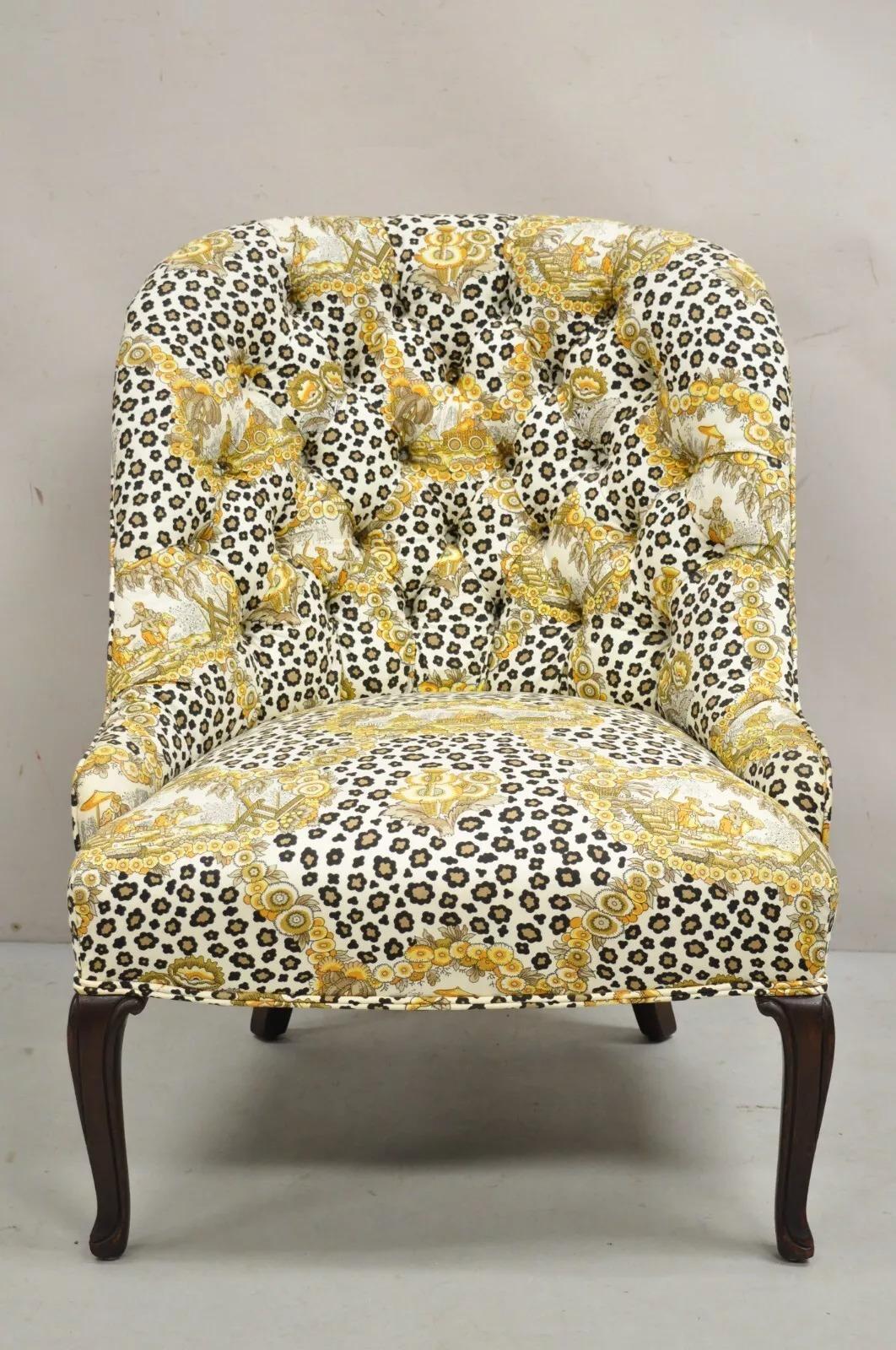 Chaise longue touffetée de style Napoléon III avec tissu figuratif Chinoiserie et imprimé léopard et pieds en acajou. Le tissu serait de Brunschwig & Fabrice. Circa Mid 20th Century. Dimensions : 33,5