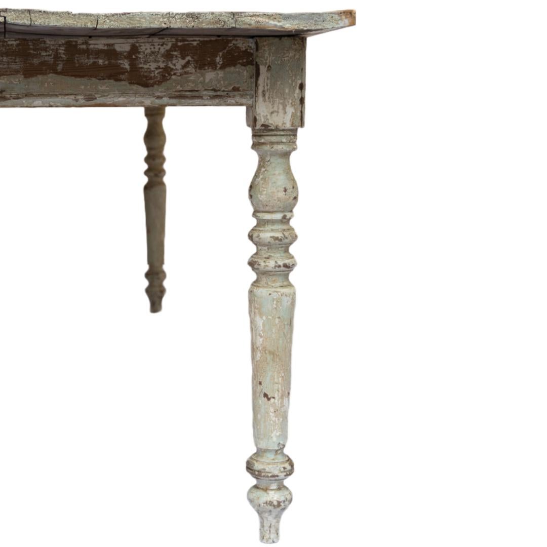 Français Table de ferme française étroite avec patine vieillie en vente