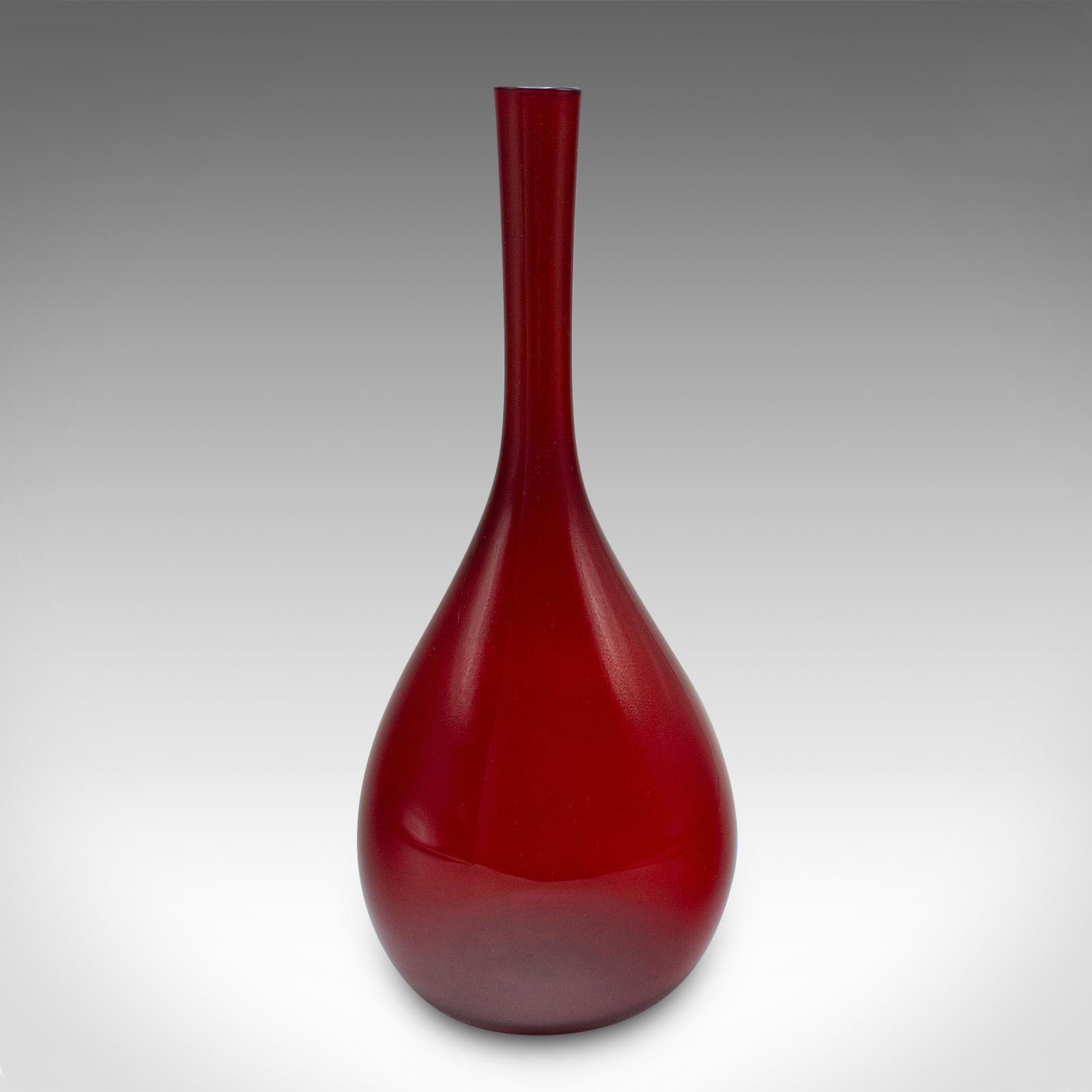 Dies ist eine Vintage-Vase mit schmalem Stiel. Eine skandinavische, dekorative Glashülle mit Apothekergeschmack, aus der Mitte des 20. Jahrhunderts, um 1960.

Satte Farbe mit einer Ästhetik, die an Laborgläser erinnert
Zeigt eine wünschenswerte