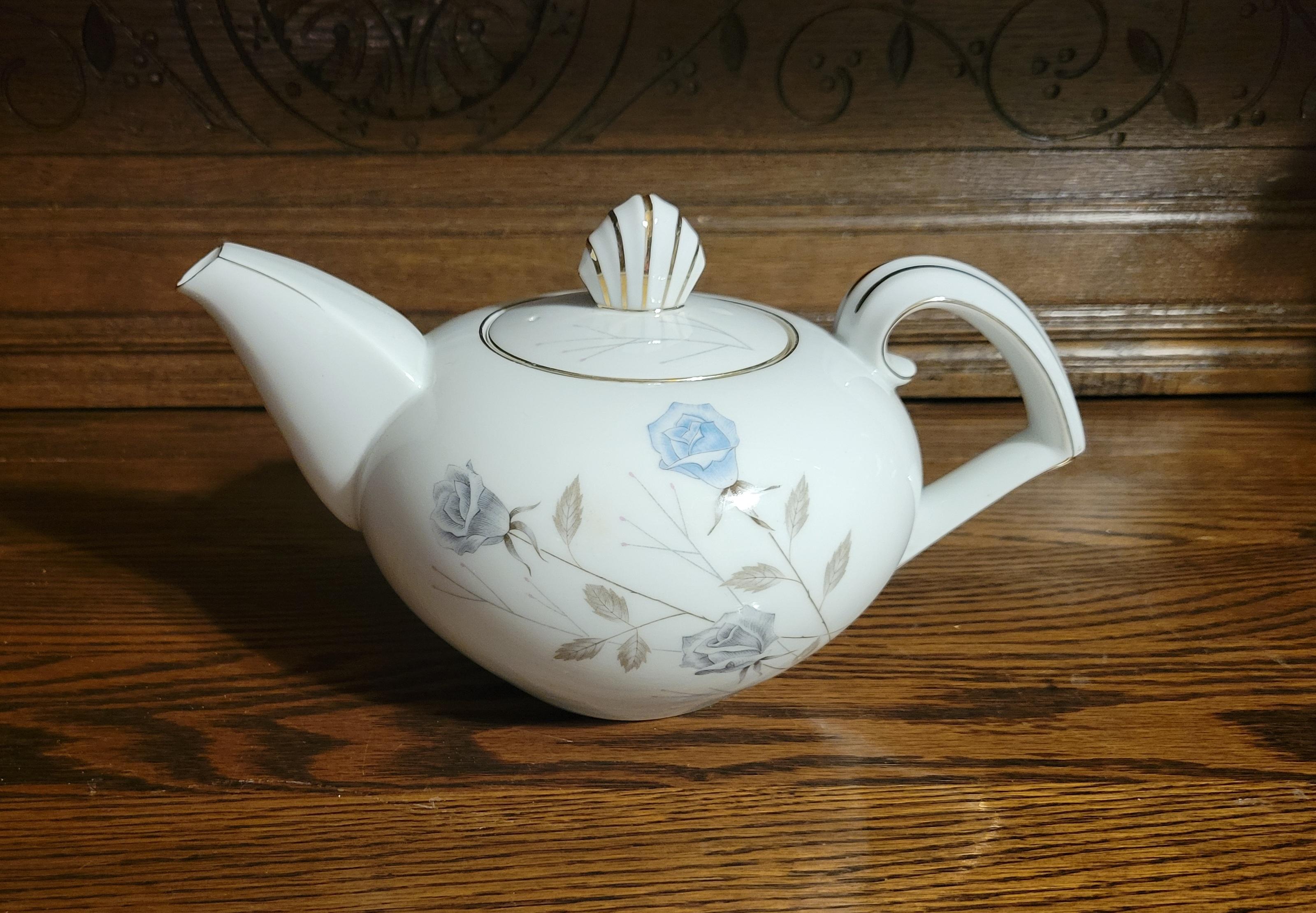 Japanese Vintage Narumi 'Parisienne' Fine China Teapot with Lid - 40 Oz  For Sale