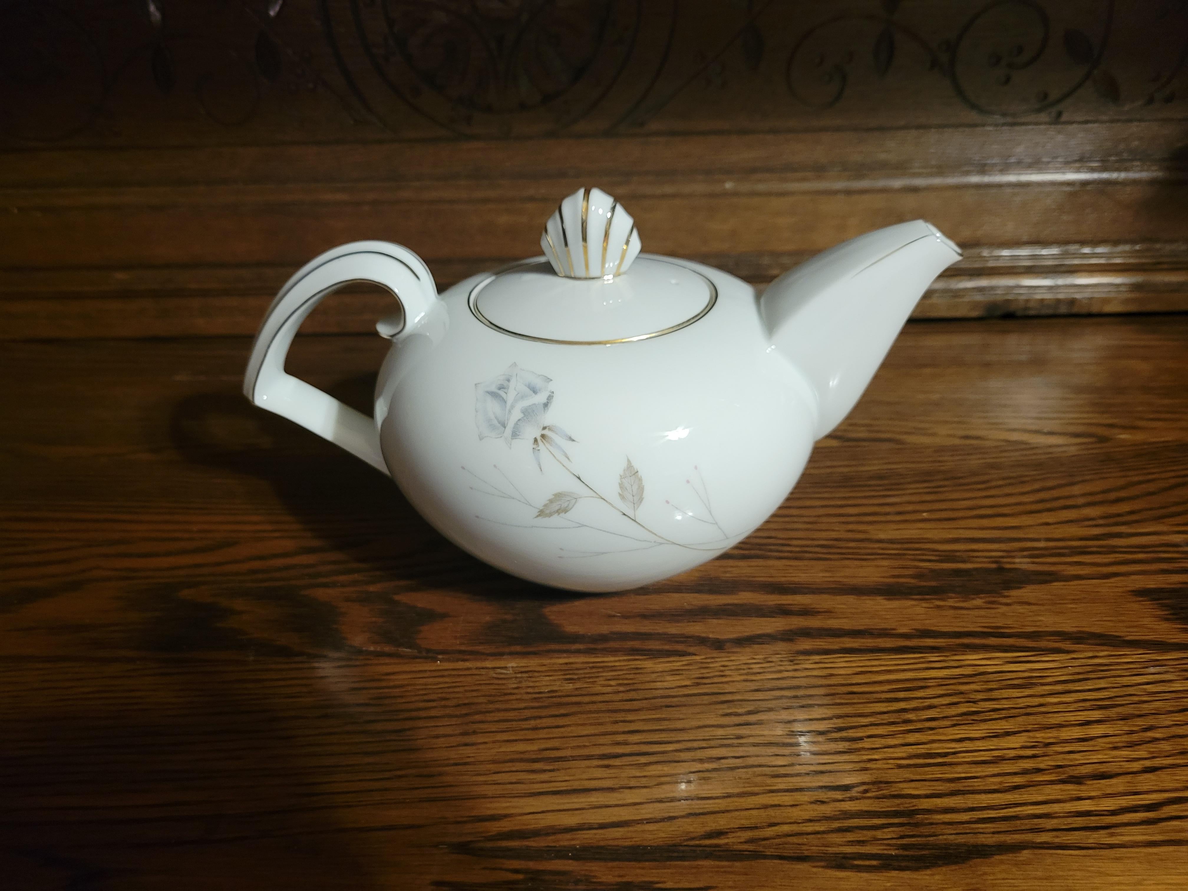 Porcelain Vintage Narumi 'Parisienne' Fine China Teapot with Lid - 40 Oz  For Sale