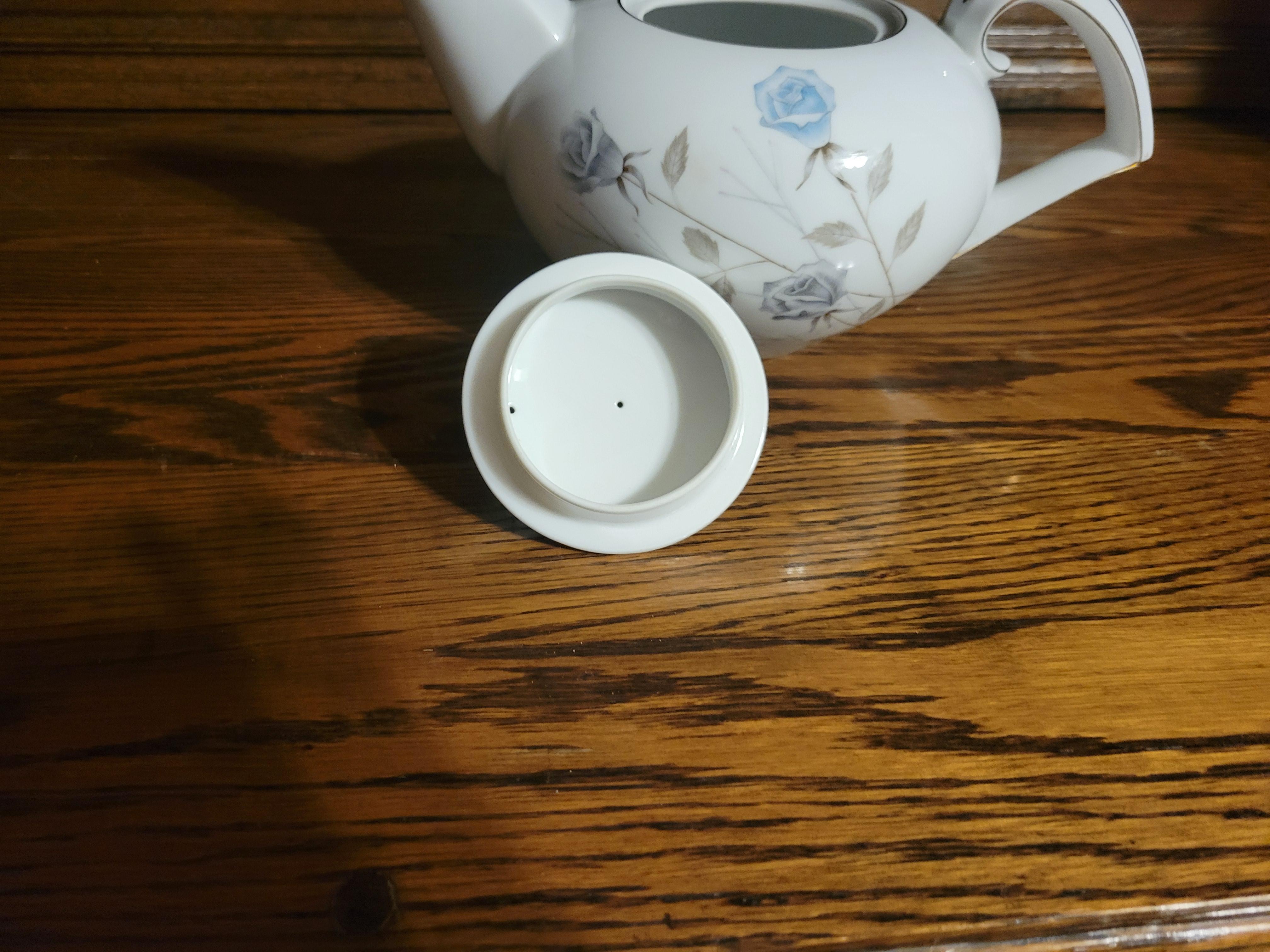 Narumi 'Parisienne' Feine Porzellan-Teekanne mit Deckel aus feinem China von Narumi, 40 Teile im Angebot 4
