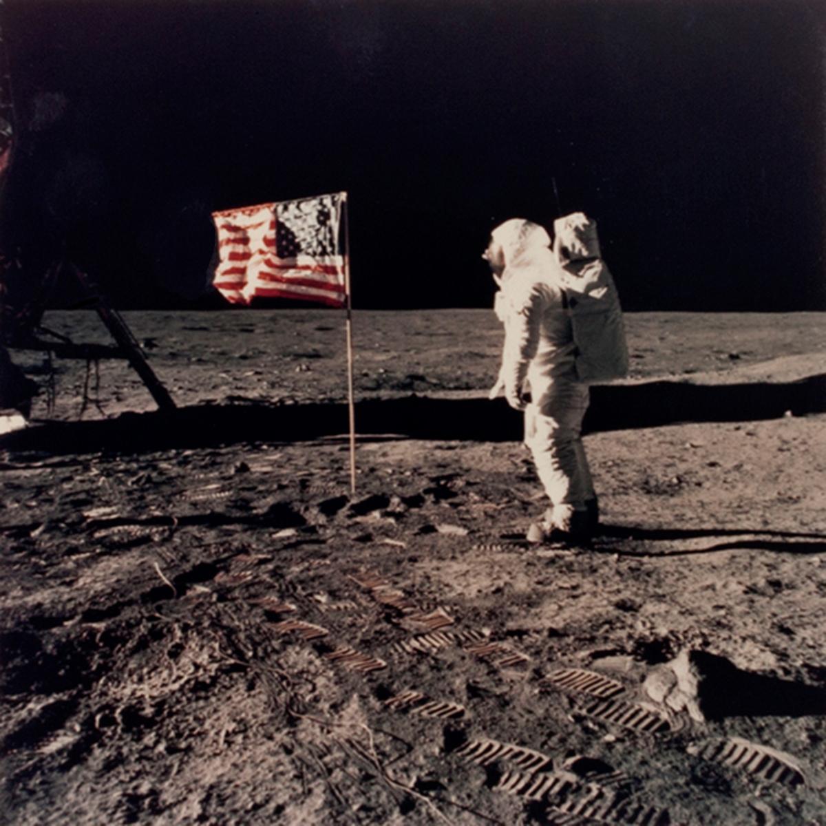 Fotografía antigua de la NASA del alunizaje del Apolo 11 Estadounidense en venta