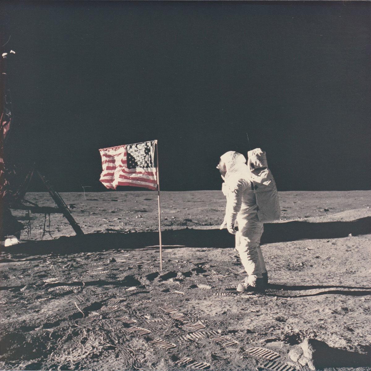 Fotografía antigua de la NASA del alunizaje del Apolo 11 mediados del siglo XX en venta
