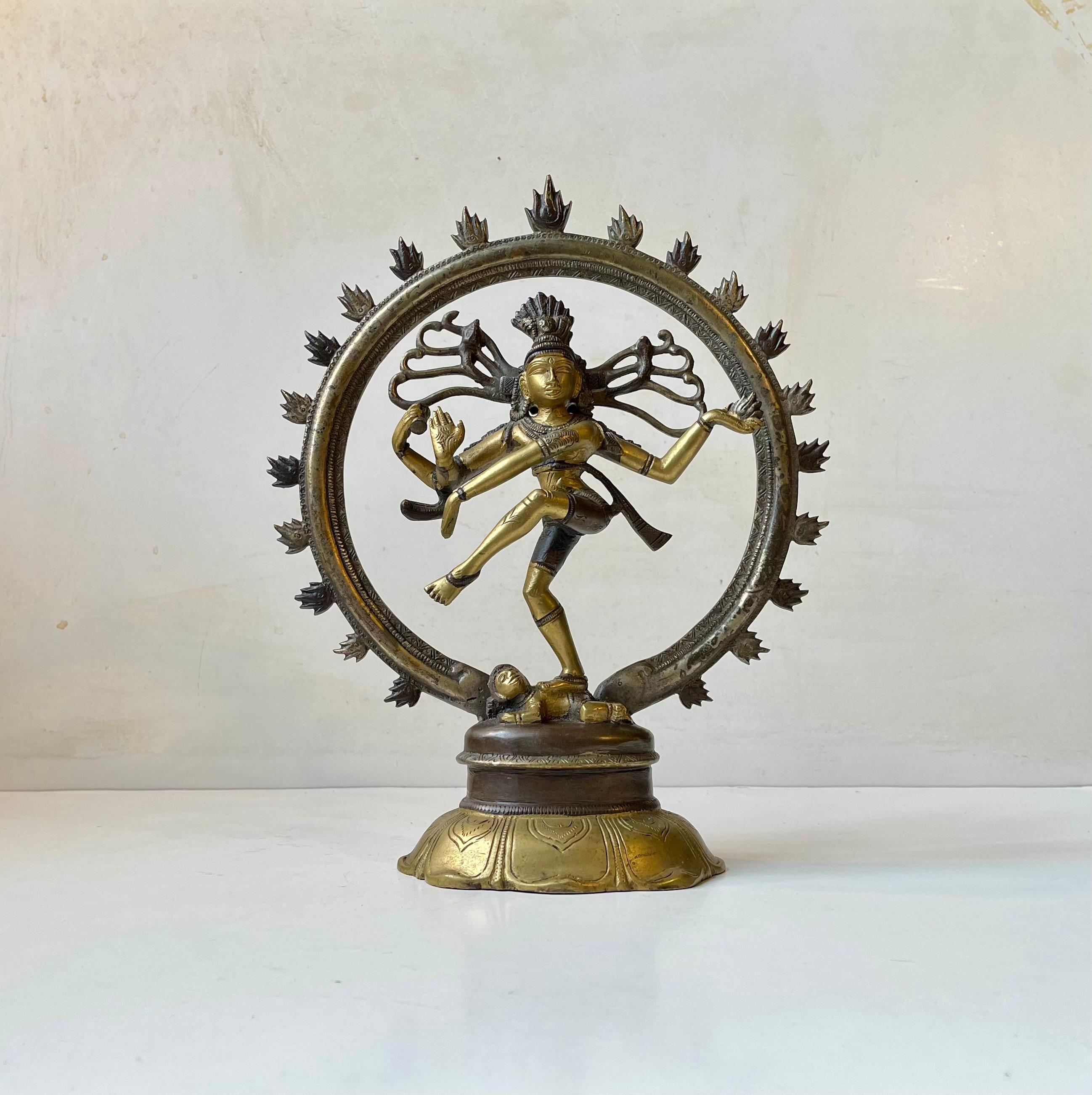 Un vintage di Shiva danzante indù - Nataraja Signore della Danza - che danza in un anello di fuoco. Fusione in bronzo/ottone con dettagli in argento e incisioni a mano. Realizzato in India o in Indonesia negli anni '60 o '70 e acquistato da un
