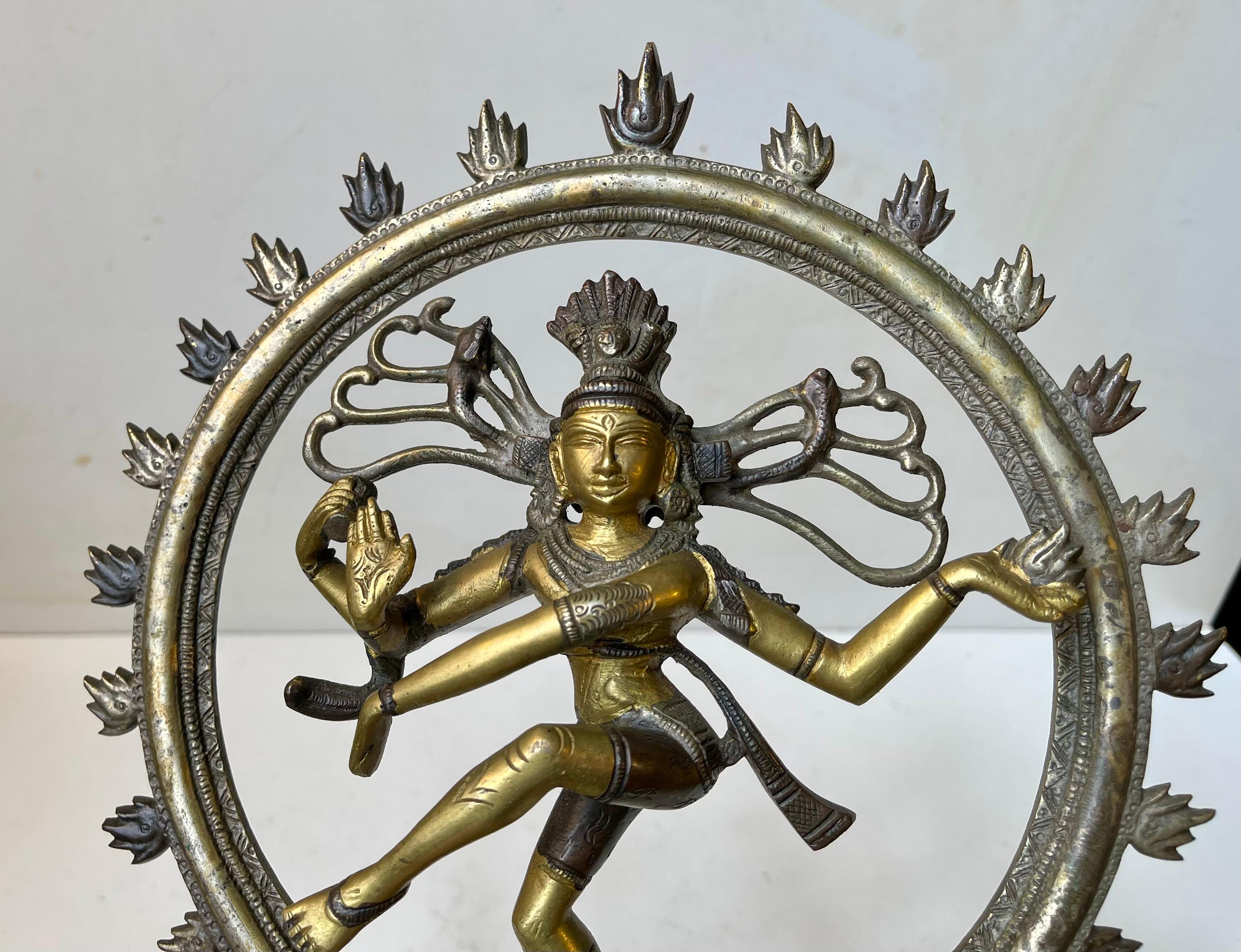 Realizzato con acquaforte Scultura Nataraj Dancing Shiva in bronzo, vintage, anni '70 in vendita